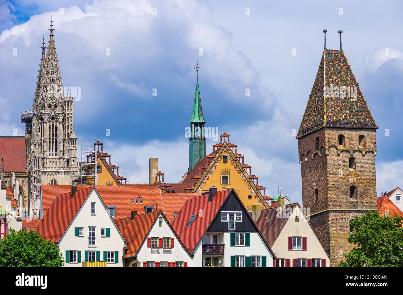 Ulm, Baden-Württemberg, Germania: Le case storiche del quartiere dei pescatori, le mura della città vecchia, la Torre Pendente e la Minster. Foto Stock