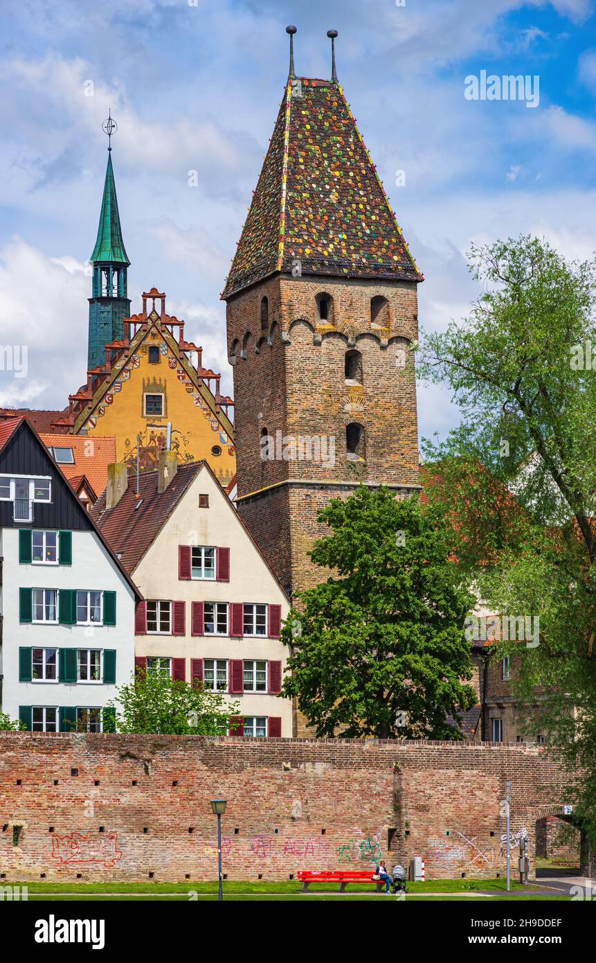 Ulm, Baden-Württemberg, Germania: Parte del lungofiume Danubio famoso in tutto il mondo, con le case storiche del quartiere dei pescatori e della Torre Pendente. Foto Stock