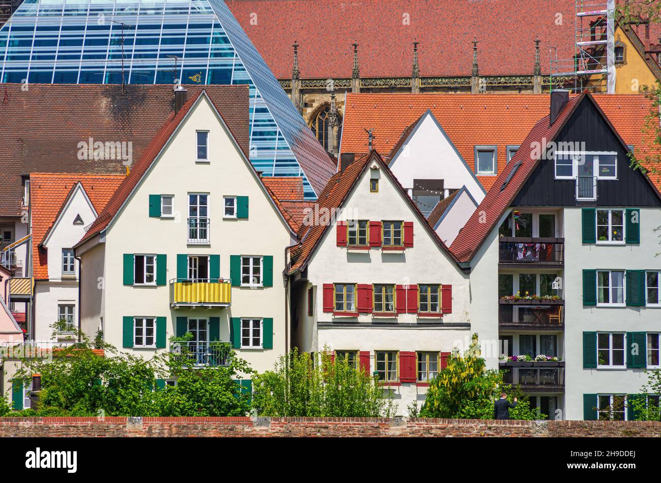 Ulm, Baden-Württemberg, Germania: Parte del famoso lungofiume del Danubio con le case storiche del quartiere dei pescatori (Fischerviertel). Foto Stock