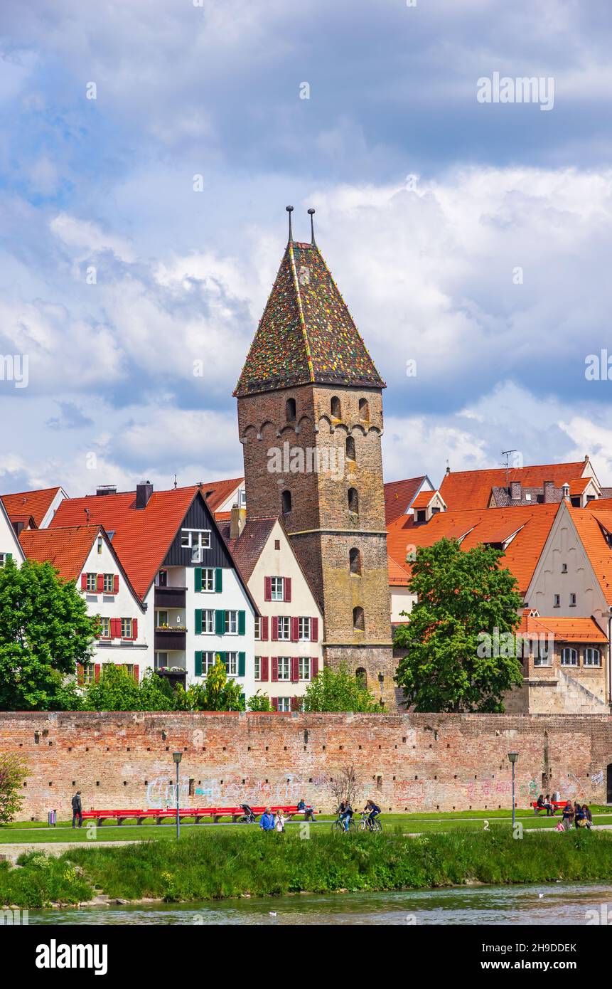 Ulm, Baden-Württemberg, Germania: Parte del lungofiume Danubio famoso in tutto il mondo, con le case storiche del quartiere dei pescatori e della Torre Pendente. Foto Stock