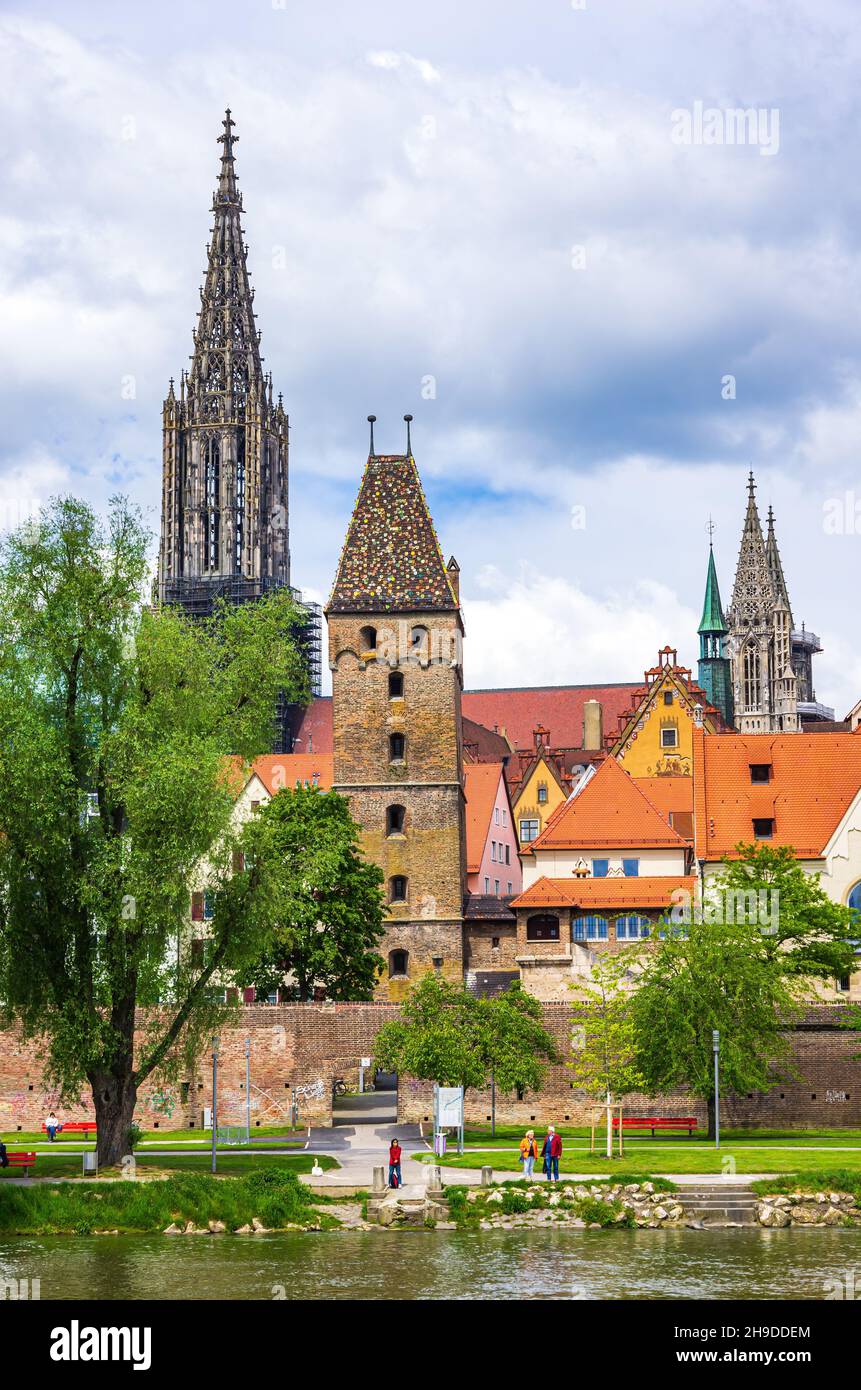 Ulm, Baden-Württemberg, Germania: Le case storiche del quartiere dei pescatori (Fischerviertel), le mura della città vecchia, la Torre Pendente (Metzgerturm). Foto Stock