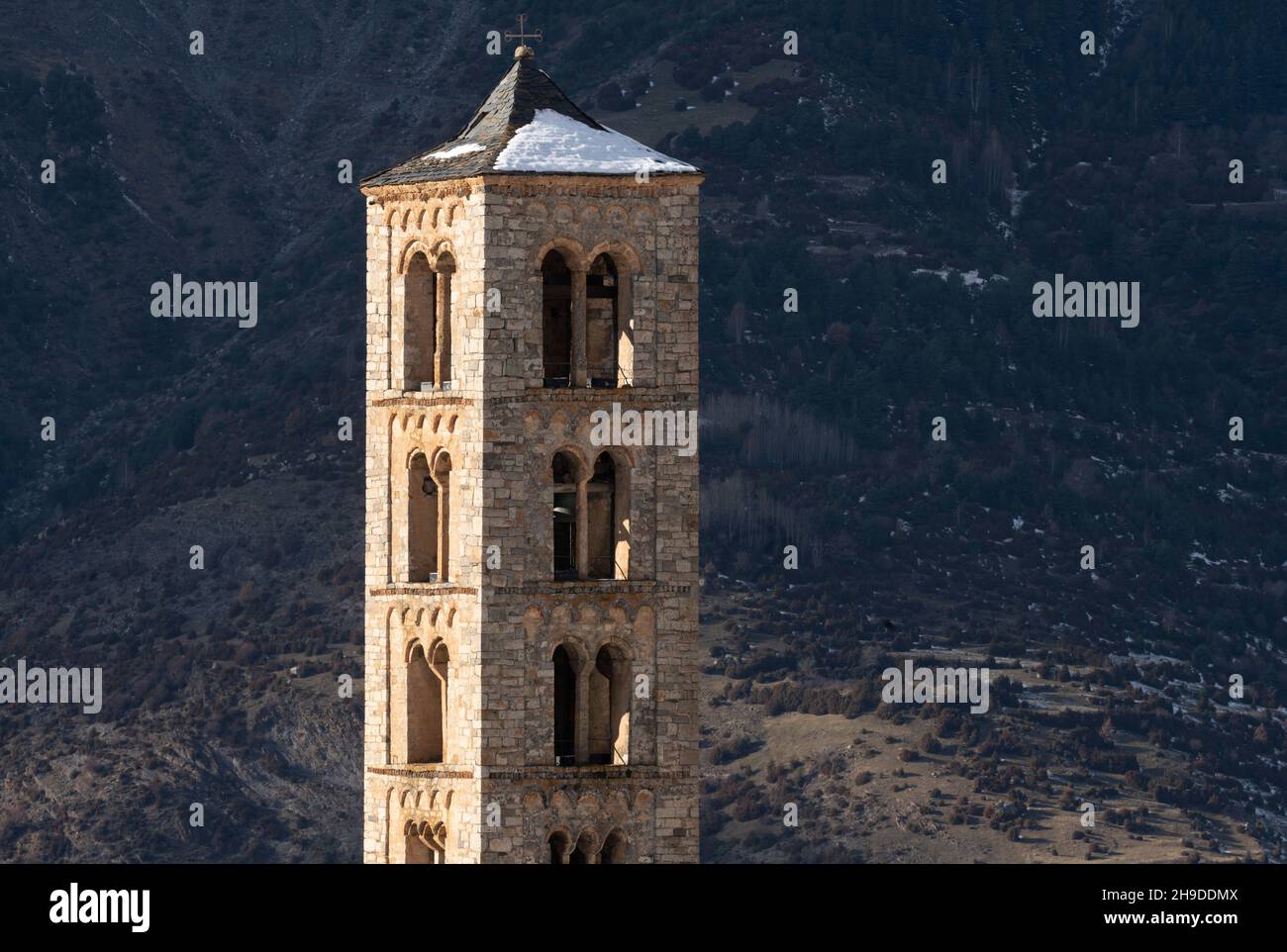 Taüll, Sant Climent, Glockenturm vor der Bergkulisse Foto Stock