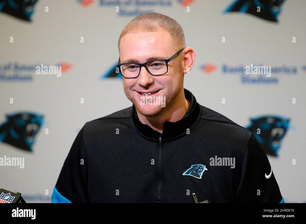 Charlotte, Stati Uniti. 03 Luglio 2018. In questa foto di archivio, Carolina Panthers nuovo coordinatore offensivo Joe Brady ascolta una domanda dai media durante la sua conferenza stampa introduttiva al Bank of America Stadium il Venerdì, 17 gennaio 2020, a Charlotte, N.C. (Foto di David T. Foster III/Charlotte Observer/TNS/Sipa USA) Credit: Sipa USA/Alamy Live News Foto Stock