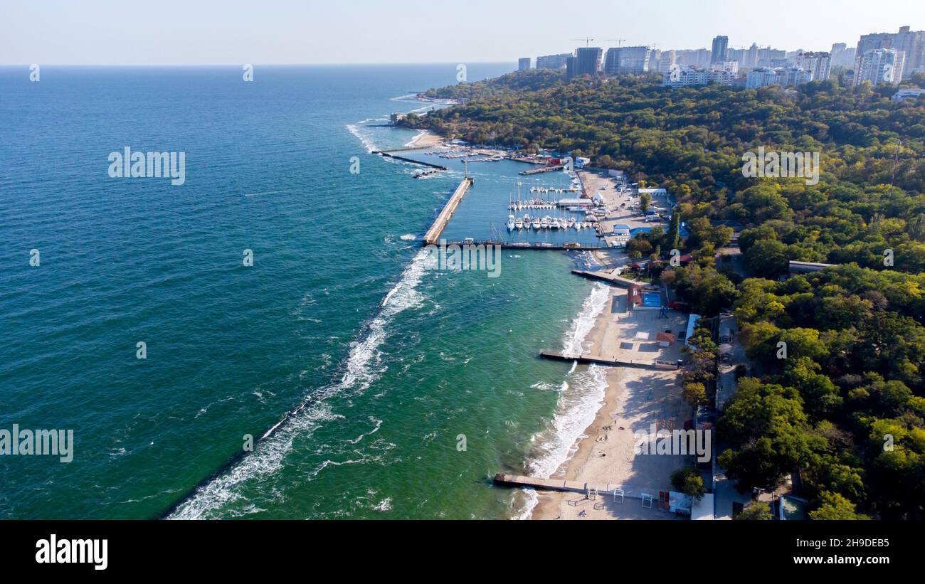 Persone a piedi e rilassarsi sulla spiaggia di Sandy. Vista aerea del drone sulla spiaggia pubblica Foto Stock
