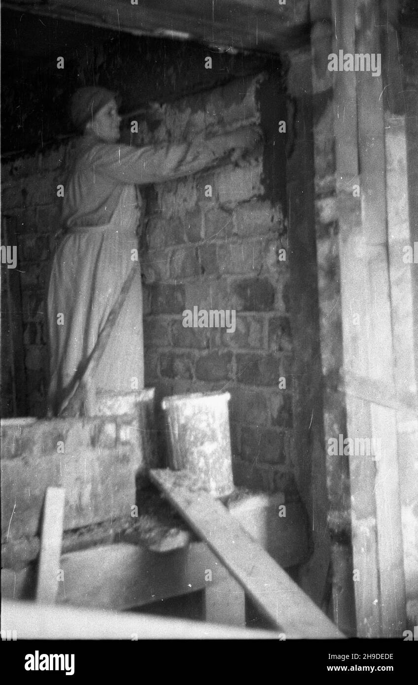 Warszawa, 1947-10. Zgromadzenie Sióstr Urszulanek serca Jezusa Konaj¹cego, zwanych te¿ urszulankami szarymi. SS. Urszulanki odbudowuj¹ Spalonia po Powstaniu Warszawskim swój dom zakonny na Powiœlu. NZ. Jedna z sióstr przy pracach muraskich. wb/gr PAP Dok³adny dzieñ wydarzenia nieustalony. Varsavia, 1947 ottobre. Congregazione delle Suore Orsoline del cuore di Gesù morente, dette anche Suore Orsoline grigie. Le suore di Orsoline stanno ricostruendo il loro monastero nel distretto di Powisle, bruciato dopo l'insurrezione di Varsavia. Nella foto: Una suora al lavoro di muratura. wb/gr PAP Foto Stock