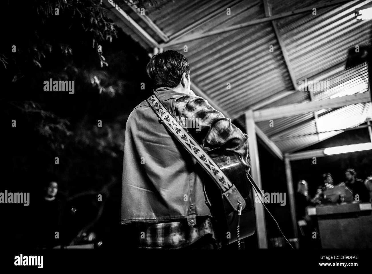 Kevin Cherokee e il deserto si ribellano il 5 dicembre 2021 presso il country club El Manantial nella città di San Pedro el Saucito a Hermosillo. Urban Rock, Country Rock, Folk Rock, Rock è spagnolo, alternative rock, Roccia indie. (Foto di Luis Gutierrez / Norte Foto). Kevin Cherokee y los Rebeldes del Desierto el 5 de diciembre 2021 en el club campestre El Manantial en el poblado San Pedro el Saucito en Hermosillo. Rock urbano, Country Rock, Folk Rock, Rock es español, Rock alternativo, Roccia indie. (Foto di Luis Gutierrez / Norte Foto). Foto Stock