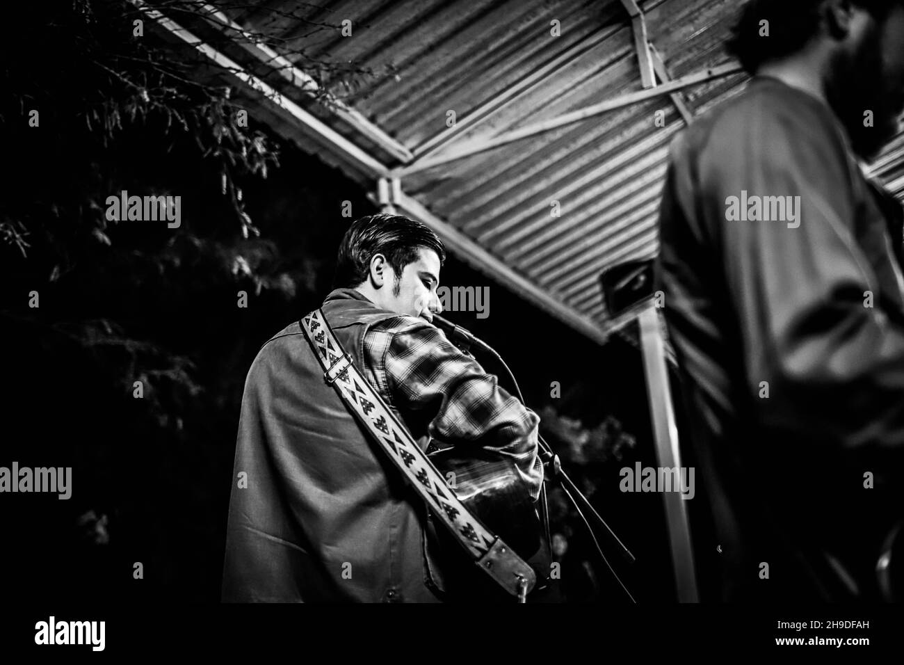 Kevin Cherokee e il deserto si ribellano il 5 dicembre 2021 presso il country club El Manantial nella città di San Pedro el Saucito a Hermosillo. Urban Rock, Country Rock, Folk Rock, Rock è spagnolo, alternative rock, Roccia indie. (Foto di Luis Gutierrez / Norte Foto). Kevin Cherokee y los Rebeldes del Desierto el 5 de diciembre 2021 en el club campestre El Manantial en el poblado San Pedro el Saucito en Hermosillo. Rock urbano, Country Rock, Folk Rock, Rock es español, Rock alternativo, Roccia indie. (Foto di Luis Gutierrez / Norte Foto). Foto Stock