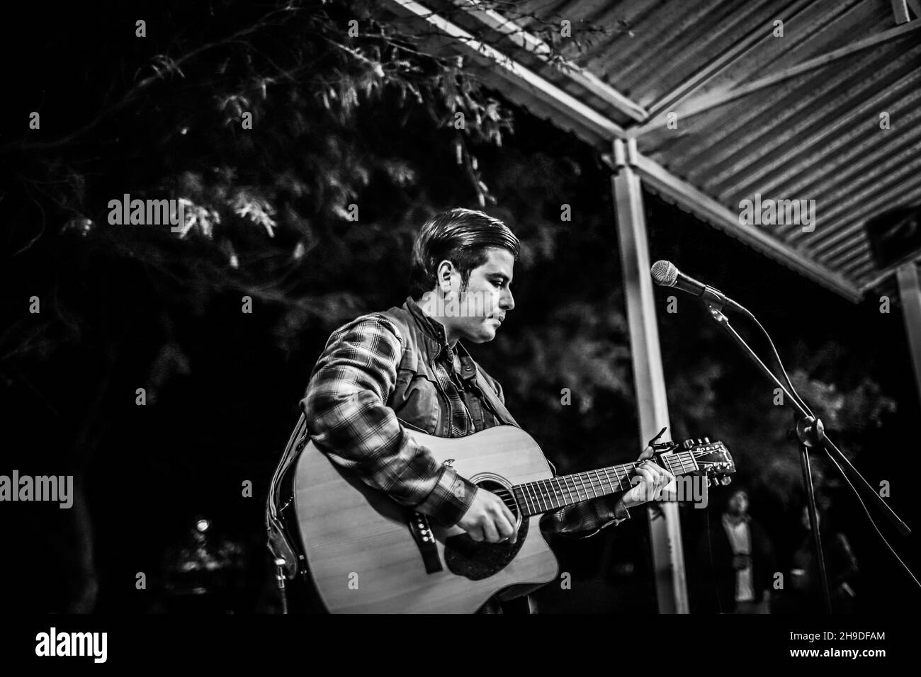 Kevin Cherokee e il deserto si ribellano il 5 dicembre 2021 presso il country club El Manantial nella città di San Pedro el Saucito a Hermosillo. Urban Rock, Country Rock, Folk Rock, Rock è spagnolo, alternative rock, Roccia indie. (Foto di Luis Gutierrez / Norte Foto). Kevin Cherokee y los Rebeldes del Desierto el 5 de diciembre 2021 en el club campestre El Manantial en el poblado San Pedro el Saucito en Hermosillo. Rock urbano, Country Rock, Folk Rock, Rock es español, Rock alternativo, Roccia indie. (Foto di Luis Gutierrez / Norte Foto). Foto Stock