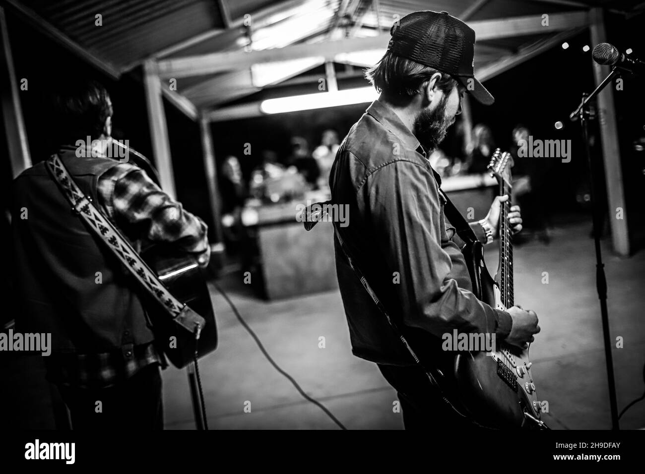 Kevin Cherokee e il deserto si ribellano il 5 dicembre 2021 presso il country club El Manantial nella città di San Pedro el Saucito a Hermosillo. Urban Rock, Country Rock, Folk Rock, Rock è spagnolo, alternative rock, Roccia indie. (Foto di Luis Gutierrez / Norte Foto). Kevin Cherokee y los Rebeldes del Desierto el 5 de diciembre 2021 en el club campestre El Manantial en el poblado San Pedro el Saucito en Hermosillo. Rock urbano, Country Rock, Folk Rock, Rock es español, Rock alternativo, Roccia indie. (Foto di Luis Gutierrez / Norte Foto). Foto Stock