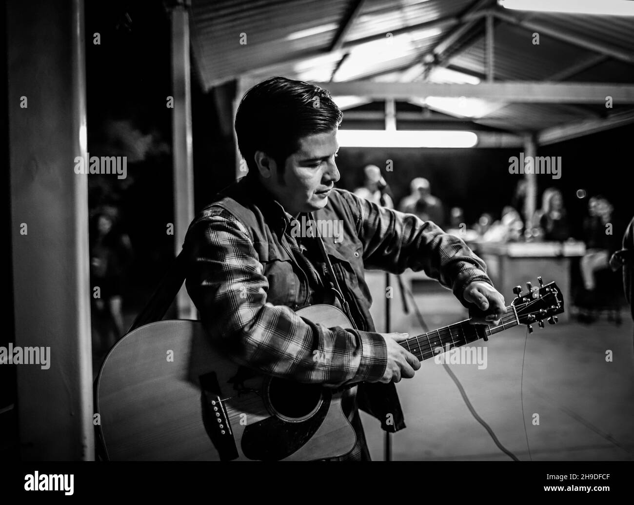 Kevin Cherokee e il deserto si ribellano il 5 dicembre 2021 presso il country club El Manantial nella città di San Pedro el Saucito a Hermosillo. Urban Rock, Country Rock, Folk Rock, Rock è spagnolo, alternative rock, Roccia indie. (Foto di Luis Gutierrez / Norte Foto). Kevin Cherokee y los Rebeldes del Desierto el 5 de diciembre 2021 en el club campestre El Manantial en el poblado San Pedro el Saucito en Hermosillo. Rock urbano, Country Rock, Folk Rock, Rock es español, Rock alternativo, Roccia indie. (Foto di Luis Gutierrez / Norte Foto). Foto Stock