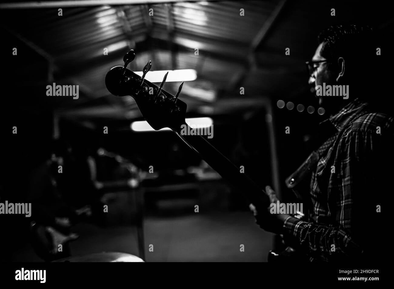 Kevin Cherokee e il deserto si ribellano il 5 dicembre 2021 presso il country club El Manantial nella città di San Pedro el Saucito a Hermosillo. Urban Rock, Country Rock, Folk Rock, Rock è spagnolo, alternative rock, Roccia indie. (Foto di Luis Gutierrez / Norte Foto). Kevin Cherokee y los Rebeldes del Desierto el 5 de diciembre 2021 en el club campestre El Manantial en el poblado San Pedro el Saucito en Hermosillo. Rock urbano, Country Rock, Folk Rock, Rock es español, Rock alternativo, Roccia indie. (Foto di Luis Gutierrez / Norte Foto). Foto Stock