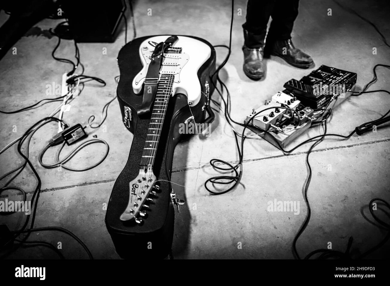 Kevin Cherokee e il deserto si ribellano il 5 dicembre 2021 presso il country club El Manantial nella città di San Pedro el Saucito a Hermosillo. Urban Rock, Country Rock, Folk Rock, Rock è spagnolo, alternative rock, Roccia indie. (Foto di Luis Gutierrez / Norte Foto). Kevin Cherokee y los Rebeldes del Desierto el 5 de diciembre 2021 en el club campestre El Manantial en el poblado San Pedro el Saucito en Hermosillo. Rock urbano, Country Rock, Folk Rock, Rock es español, Rock alternativo, Roccia indie. (Foto di Luis Gutierrez / Norte Foto). Foto Stock