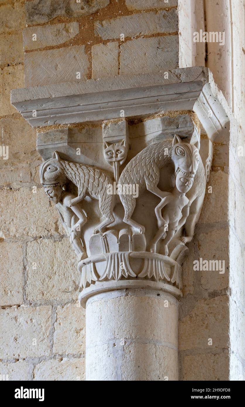 Plaimpied-Givaudins, Kirche Saint-Martin aus dem Jahre 1080, Kapitell mit Fabelwesen Foto Stock