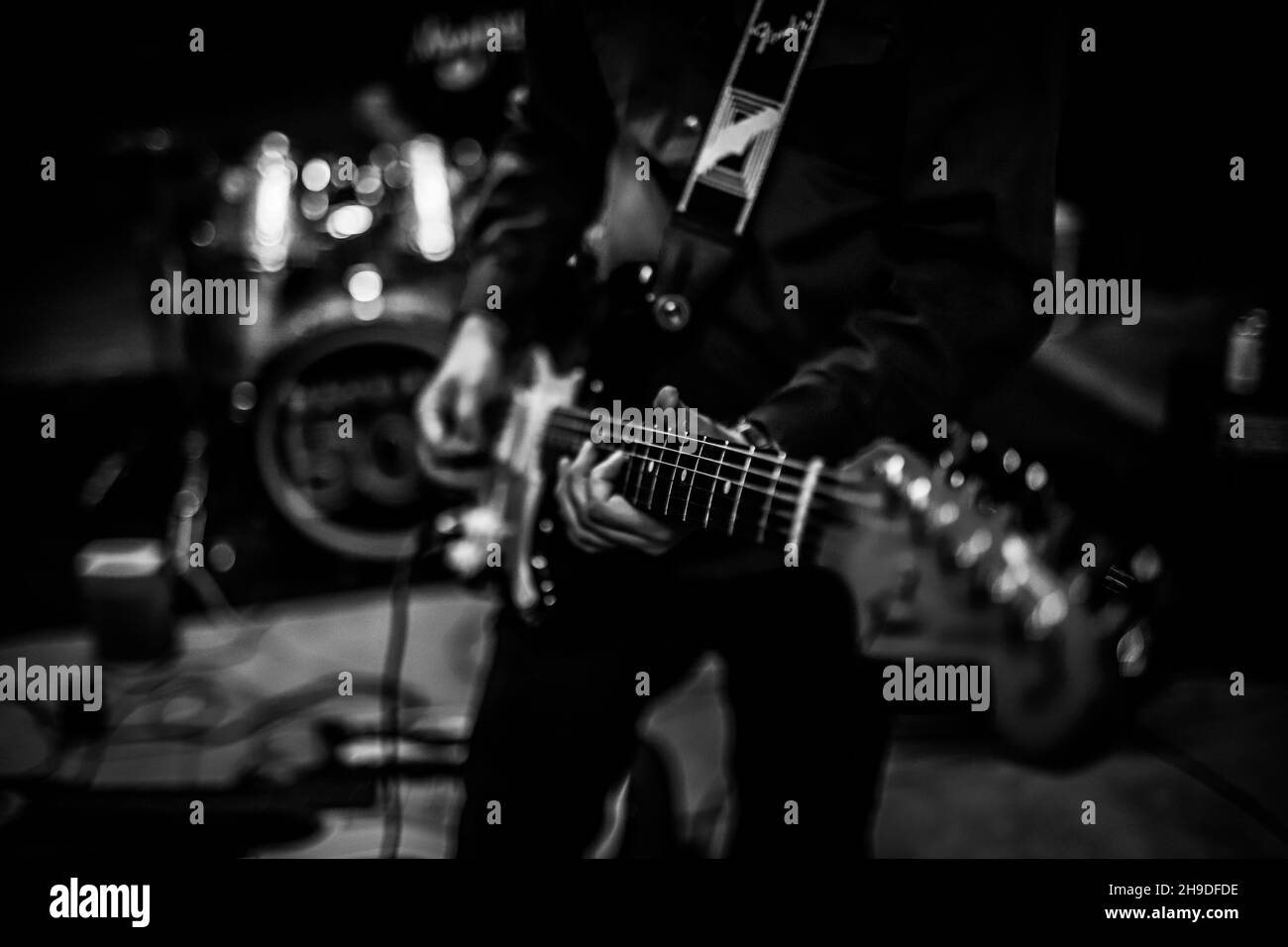 Kevin Cherokee e il deserto si ribellano il 5 dicembre 2021 presso il country club El Manantial nella città di San Pedro el Saucito a Hermosillo. Urban Rock, Country Rock, Folk Rock, Rock è spagnolo, alternative rock, Roccia indie. (Foto di Luis Gutierrez / Norte Foto). Kevin Cherokee y los Rebeldes del Desierto el 5 de diciembre 2021 en el club campestre El Manantial en el poblado San Pedro el Saucito en Hermosillo. Rock urbano, Country Rock, Folk Rock, Rock es español, Rock alternativo, Roccia indie. (Foto di Luis Gutierrez / Norte Foto). Foto Stock