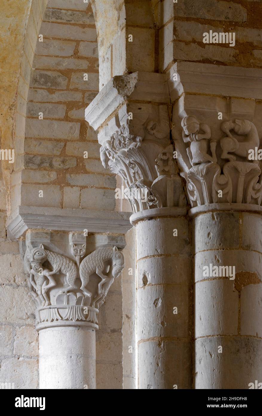 Plaimpied-Givaudins, Kirche Saint-Martin aus dem Jahre 1080, Kapitell mit Fabelwesen Foto Stock