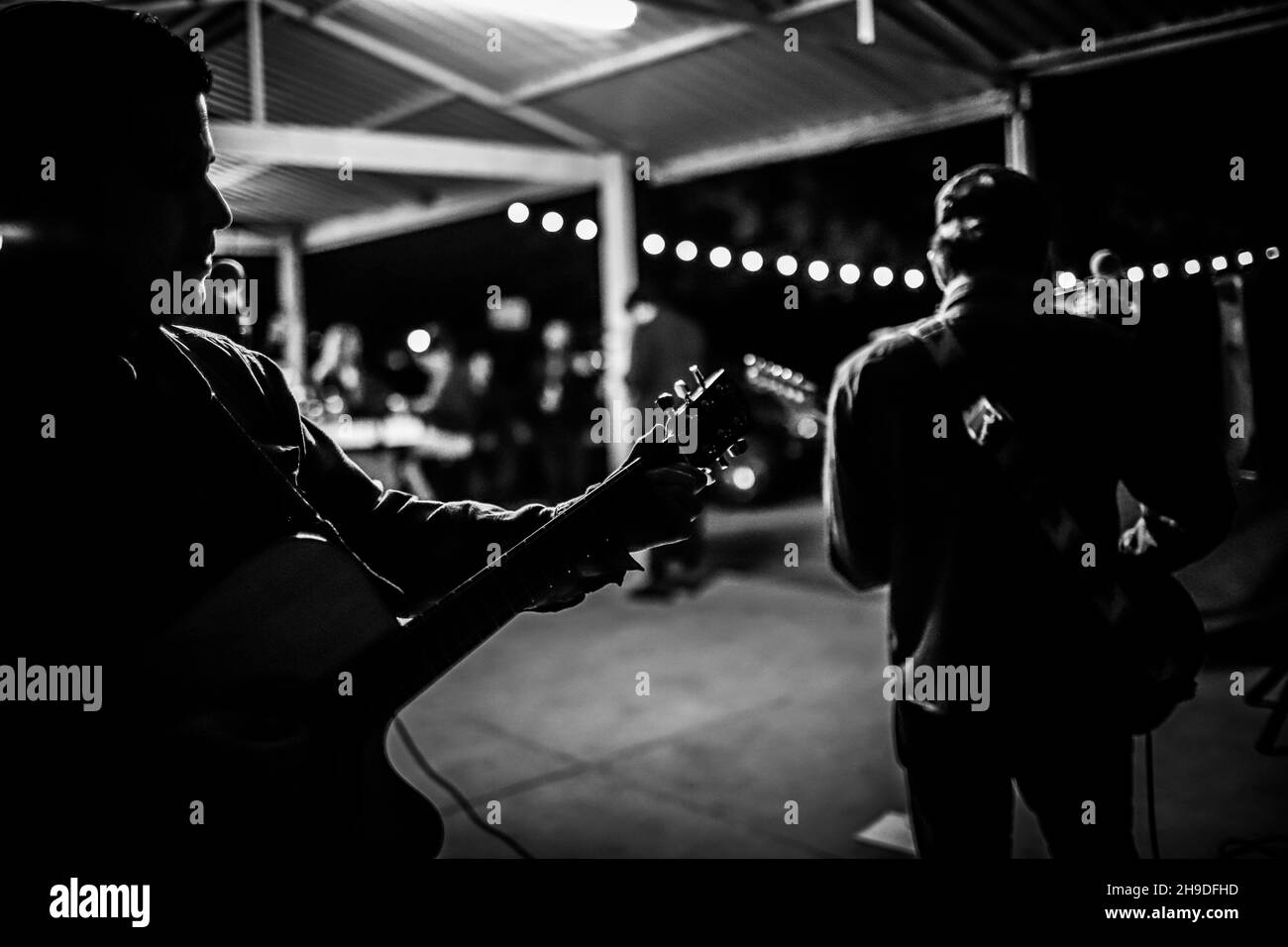 Kevin Cherokee e il deserto si ribellano il 5 dicembre 2021 presso il country club El Manantial nella città di San Pedro el Saucito a Hermosillo. Urban Rock, Country Rock, Folk Rock, Rock è spagnolo, alternative rock, Roccia indie. (Foto di Luis Gutierrez / Norte Foto). Kevin Cherokee y los Rebeldes del Desierto el 5 de diciembre 2021 en el club campestre El Manantial en el poblado San Pedro el Saucito en Hermosillo. Rock urbano, Country Rock, Folk Rock, Rock es español, Rock alternativo, Roccia indie. (Foto di Luis Gutierrez / Norte Foto). Foto Stock