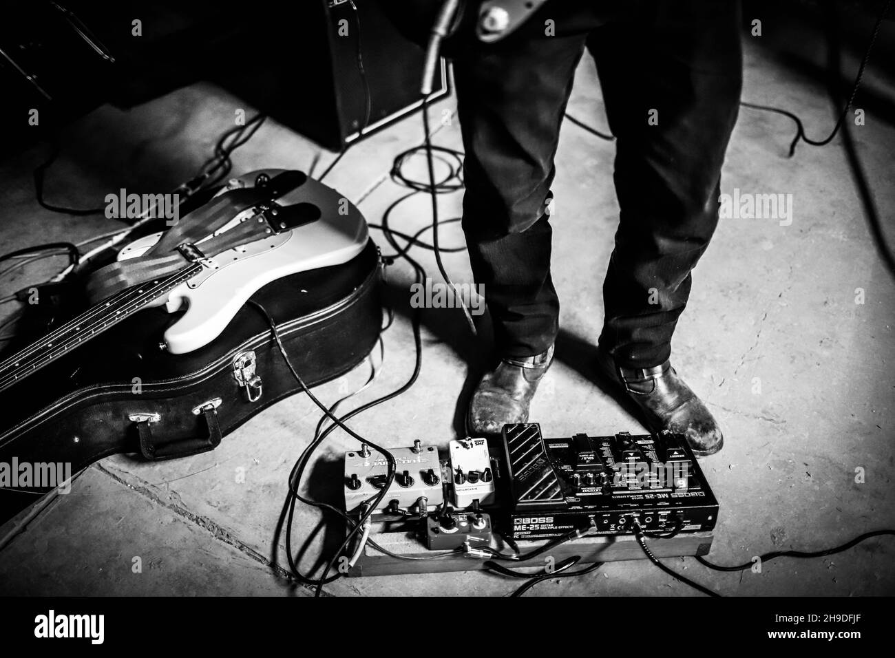 Kevin Cherokee e il deserto si ribellano il 5 dicembre 2021 presso il country club El Manantial nella città di San Pedro el Saucito a Hermosillo. Urban Rock, Country Rock, Folk Rock, Rock è spagnolo, alternative rock, Roccia indie. (Foto di Luis Gutierrez / Norte Foto). Kevin Cherokee y los Rebeldes del Desierto el 5 de diciembre 2021 en el club campestre El Manantial en el poblado San Pedro el Saucito en Hermosillo. Rock urbano, Country Rock, Folk Rock, Rock es español, Rock alternativo, Roccia indie. (Foto di Luis Gutierrez / Norte Foto). Foto Stock