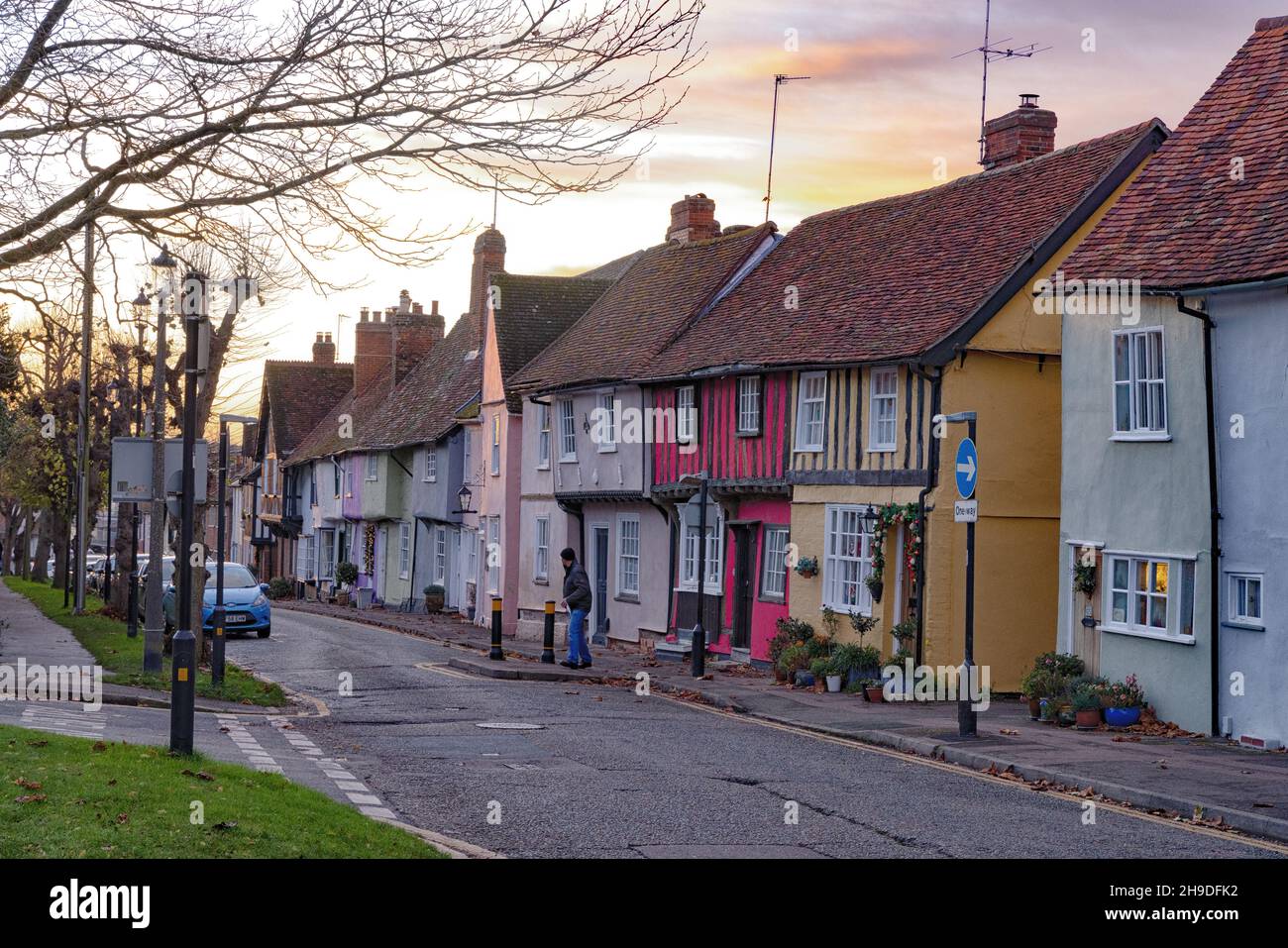 Saffron Walden Essex UK Street scene, - case medievali colorate al tramonto, Castle Street, Saffron Walden Market Town, Essex Inghilterra Regno Unito Foto Stock