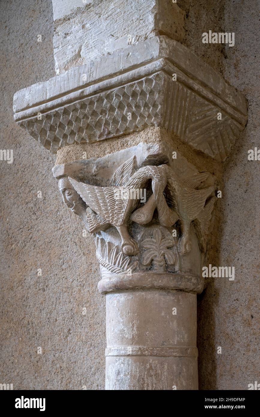Plaimpied-Givaudins, Kirche Saint-Martin aus dem Jahre 1080, Kapitell mit zwei Pelikanen mit verschlungenen Hälsen Foto Stock