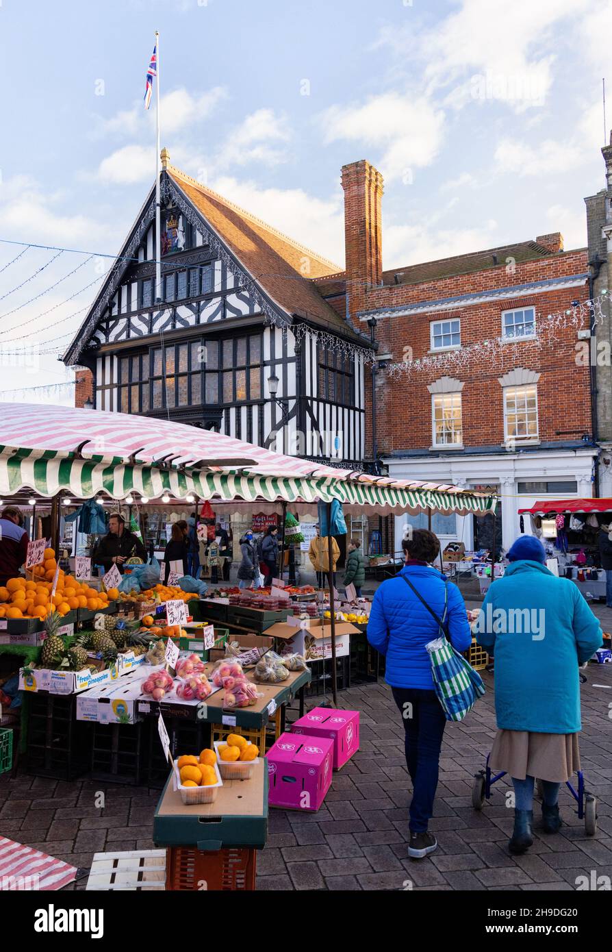 Tradizionale città del mercato inglese; gente che acquista alle bancarelle del mercato in Saffron Walden Market Square, il centro città, Saffron Walden, Essex UK Foto Stock