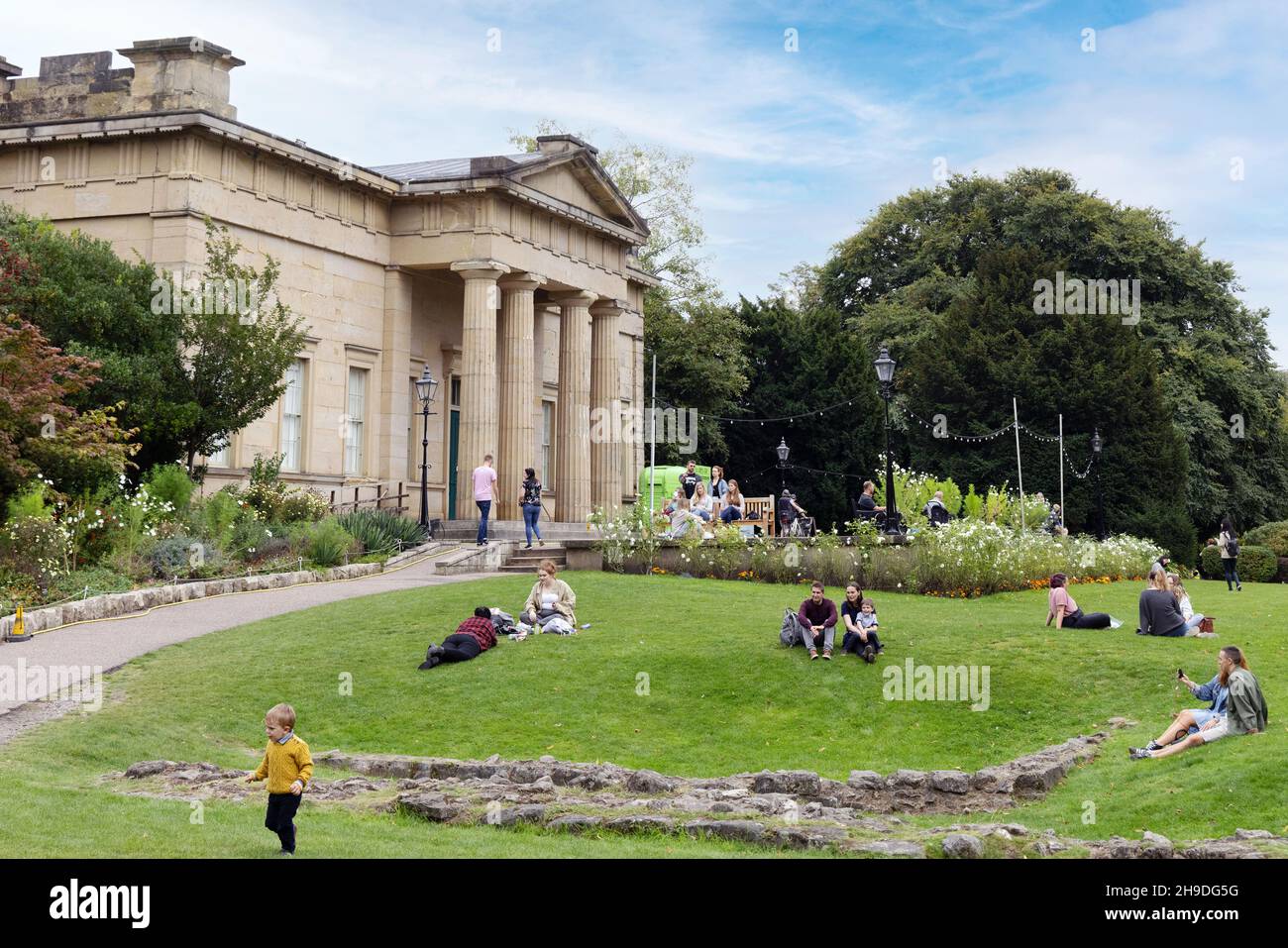 Il Museo dello Yorkshire e la gente nei giardini del museo in estate, il centro di York, York Regno Unito Foto Stock