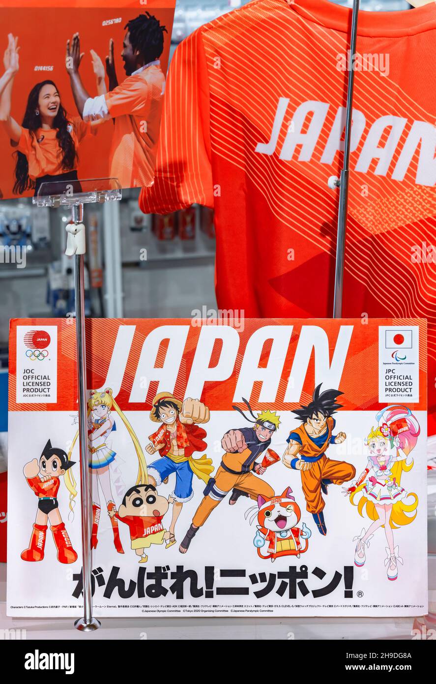 tokyo, giappone - settembre 21 2021: T-shirt e cartone su una stalla delle Olimpiadi Store con personaggi giapponesi di manga o anime Astro Boy, Sailor Moon, L. Foto Stock