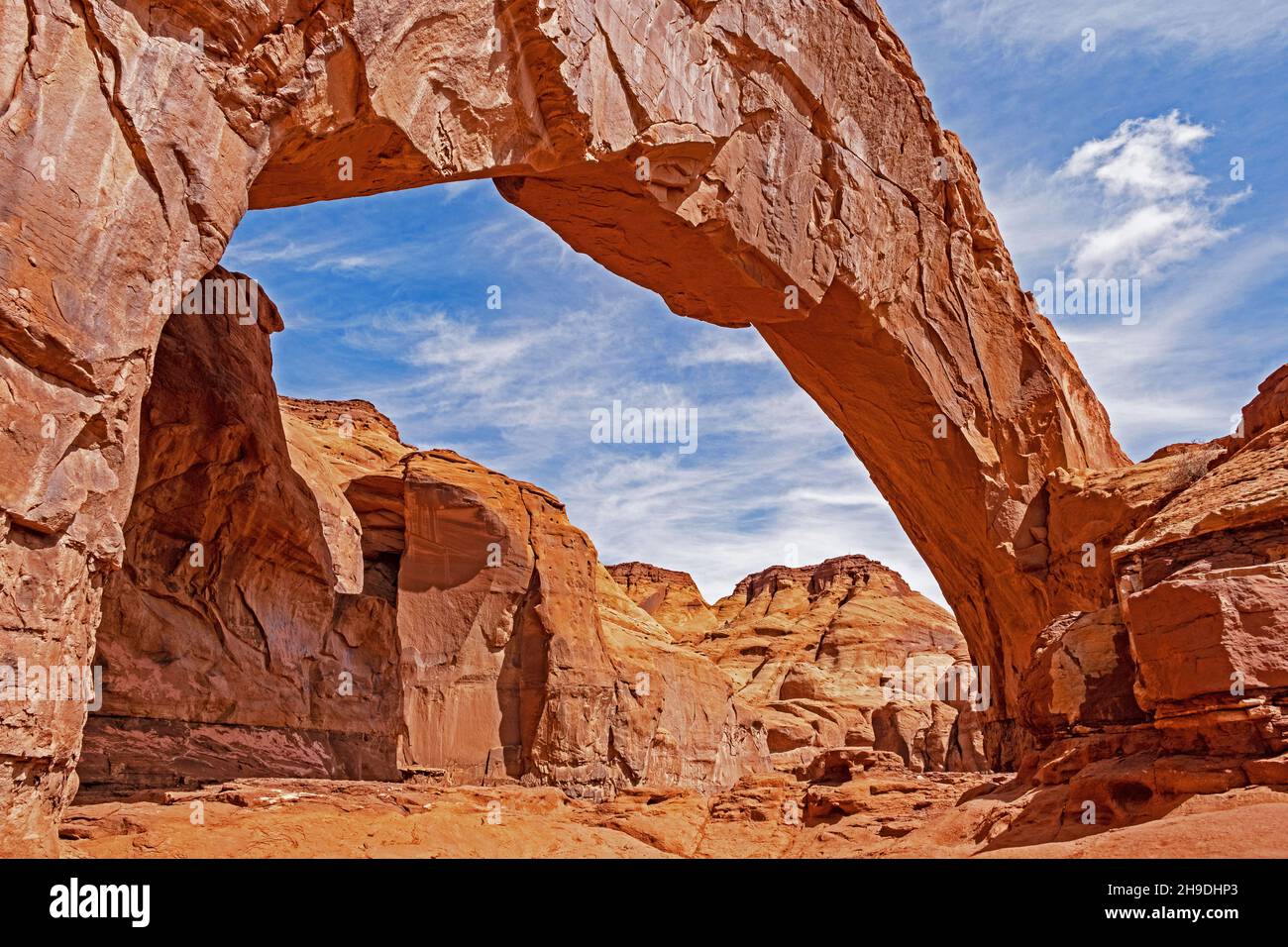 Goulding Arch, arco in arenaria naturale all'Oljato-Monument Valley, San Juan County, Utah, Stati Uniti, USA Foto Stock