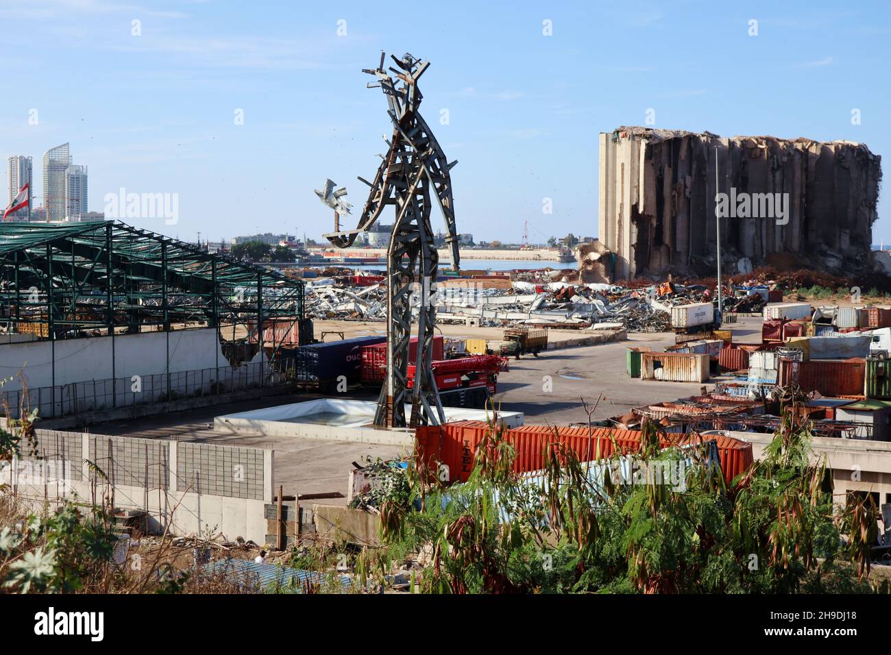 Silos di raccolto devastato visto al porto di Beirut, Libano, il 6 dicembre 2021. Le tonnellate di colture immagazzinate nei silos al momento dell'esplosione che ha devastato Beirut 16 mesi fa devono essere smaltite, in quanto non sono più "utilizzabili né per uso umano né per uso animale", secondo i test di laboratorio effettuati dai ministeri dell'economia, dell'agricoltura e dell'ambiente, L'Università americana di Beirut, l'Università Saint Joseph e l'Ambasciata francese. Il Ministro dell'ambiente Nasser Yassin ha detto che prima dell'esplosione i silos del porto contenevano circa 45 tonnellate di frumento, orzo e mais, la maggior parte delle quali w Foto Stock