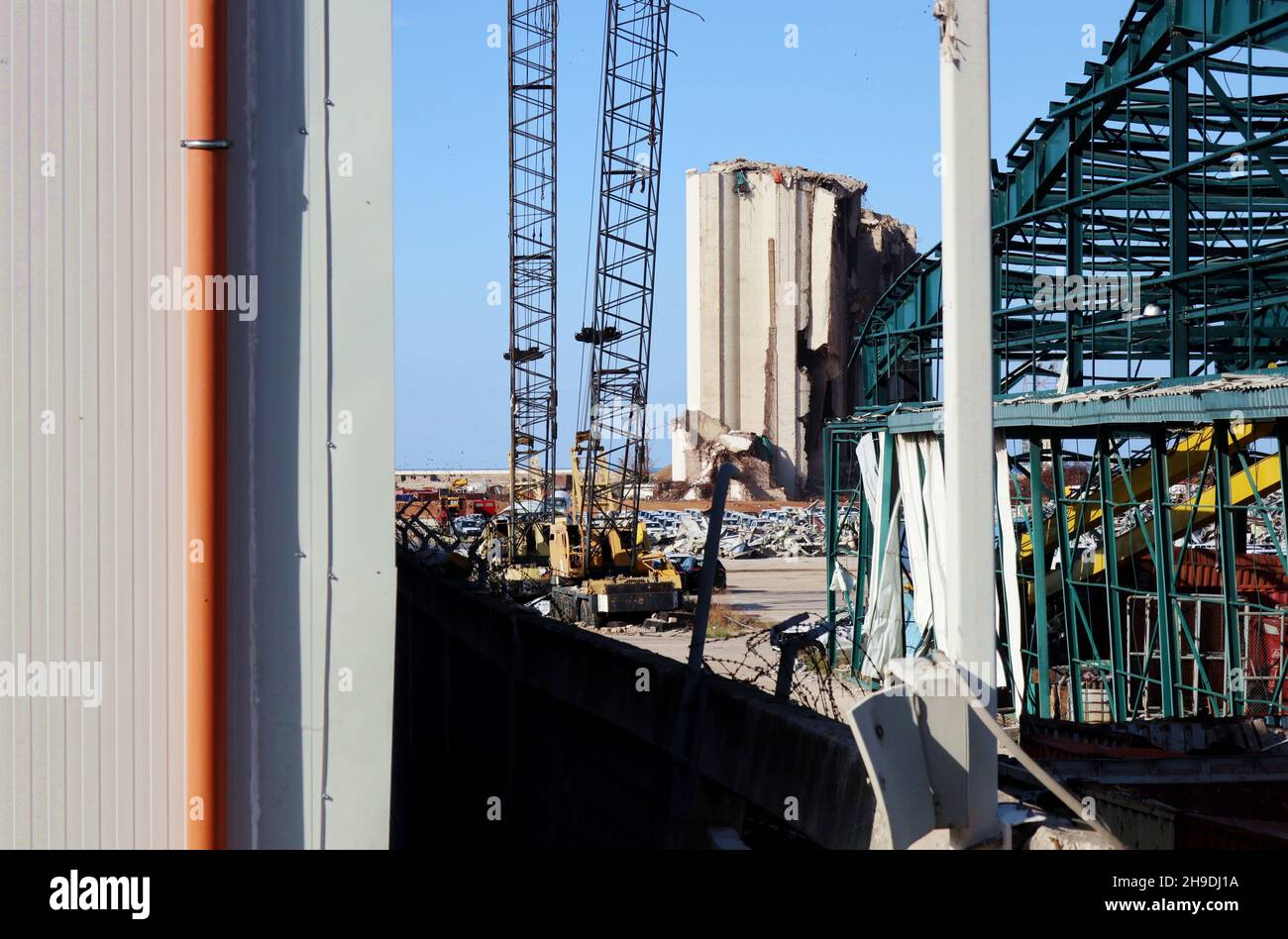 Silos di raccolto devastato visto al porto di Beirut, Libano, il 6 dicembre 2021. Le tonnellate di colture immagazzinate nei silos al momento dell'esplosione che ha devastato Beirut 16 mesi fa devono essere smaltite, in quanto non sono più "utilizzabili né per uso umano né per uso animale", secondo i test di laboratorio effettuati dai ministeri dell'economia, dell'agricoltura e dell'ambiente, L'Università americana di Beirut, l'Università Saint Joseph e l'Ambasciata francese. Il Ministro dell'ambiente Nasser Yassin ha detto che prima dell'esplosione i silos del porto contenevano circa 45 tonnellate di frumento, orzo e mais, la maggior parte delle quali w Foto Stock