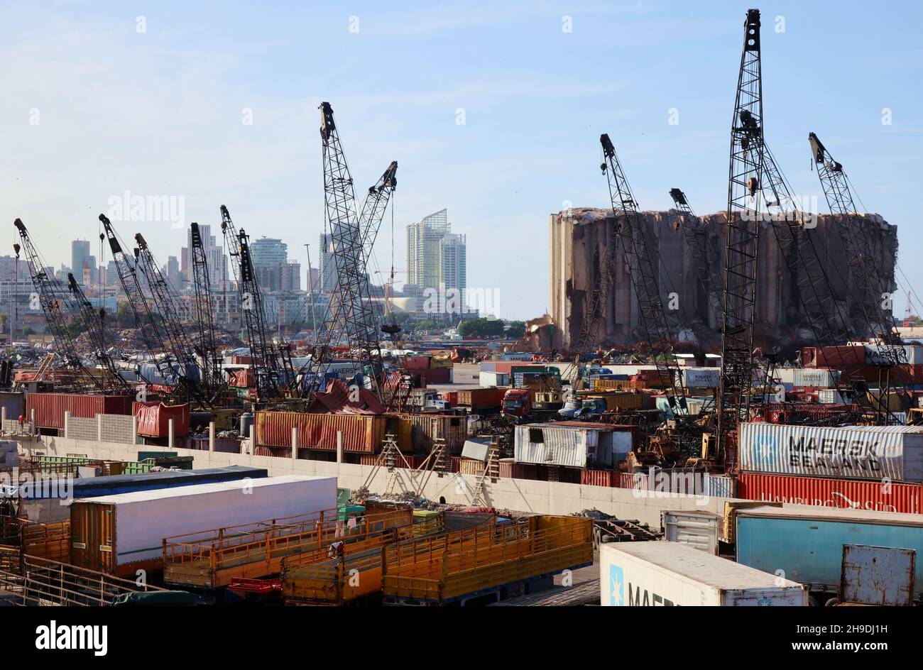 Silos di raccolto devastato visto al porto di Beirut, Libano, il 6 dicembre 2021. Le tonnellate di colture immagazzinate nei silos al momento dell'esplosione che ha devastato Beirut 16 mesi fa devono essere smaltite, in quanto non sono più "utilizzabili né per uso umano né per uso animale", secondo i test di laboratorio effettuati dai ministeri dell'economia, dell'agricoltura e dell'ambiente, L'Università americana di Beirut, l'Università Saint Joseph e l'Ambasciata francese. Il Ministro dell'ambiente Nasser Yassin ha detto che prima dell'esplosione i silos del porto contenevano circa 45 tonnellate di frumento, orzo e mais, la maggior parte delle quali w Foto Stock