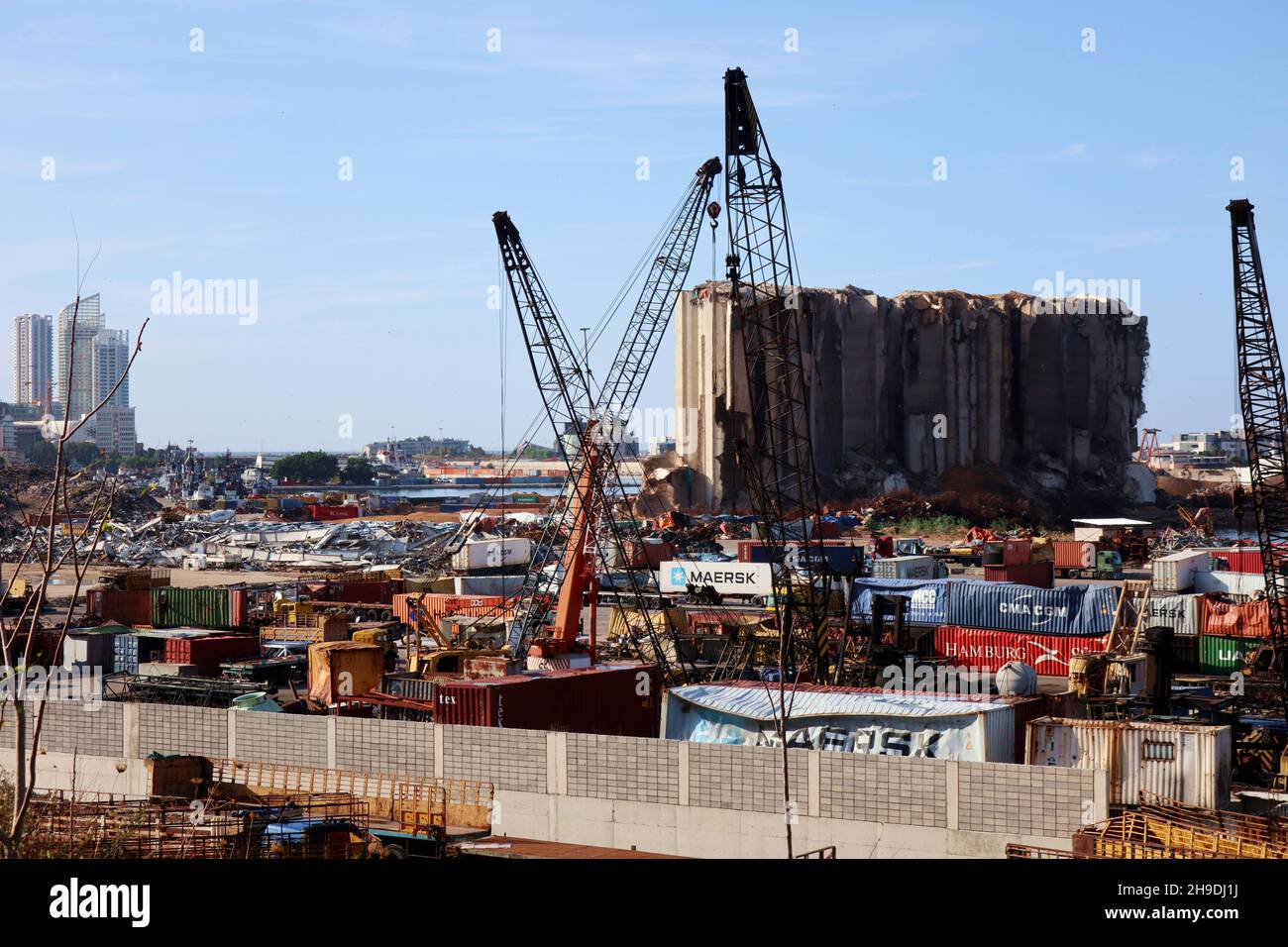 Silos di raccolto devastato visto al porto di Beirut, Libano, il 6 dicembre 2021. Le tonnellate di colture immagazzinate nei silos al momento dell'esplosione che ha devastato Beirut 16 mesi fa devono essere smaltite, in quanto non sono più "utilizzabili né per uso umano né per uso animale", secondo i test di laboratorio effettuati dai ministeri dell'economia, dell'agricoltura e dell'ambiente, L'Università americana di Beirut, l'Università Saint Joseph e l'Ambasciata francese. Il Ministro dell'ambiente Nasser Yassin ha detto che prima dell'esplosione i silos del porto contenevano circa 45 tonnellate di frumento, orzo e mais, la maggior parte delle quali w Foto Stock
