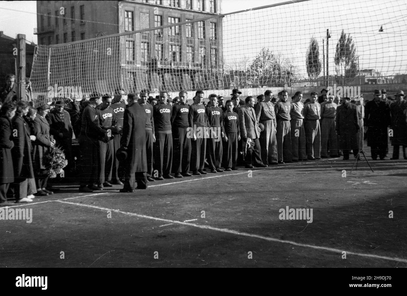 £ódŸ, 1947-10. Mecz siatkówki Dynamo Moskwa - Akademicki Zwi¹zek Sportowy £ódŸ. NZ. Siatkarze obu dru¿yn na boisku. ps/gr PAP Dok³adny dzieñ wydarzenia nieustalony. Lodz, 1947 ottobre. Una partita di pallavolo tra Dynamo Moskwa (Mosca) e Lodz University Sport Union (Akademicki Zwiazek Sportowy Lodz). Nella foto: Entrambe le squadre in campo sportivo. ps/gr PAP Foto Stock