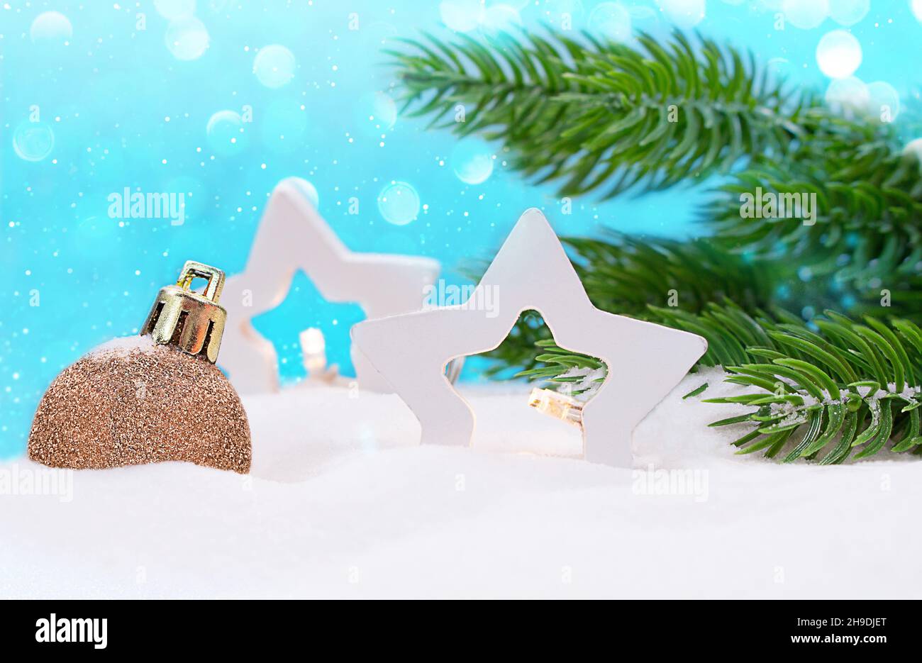 Due lanterne bianche a stella e un giocattolo per l'albero di Natale sulla neve con rami di abete. Su sfondo blu, fiocchi di neve e bokeh. Anno nuovo, inverno. Spazio di copia Foto Stock Due lanterne bianche a stella e un giocattolo per l'albero di Natale sulla neve con rami di abete. Su sfondo blu, fiocchi di neve e bokeh. Anno nuovo, inverno. Spazio di copia Foto Stock