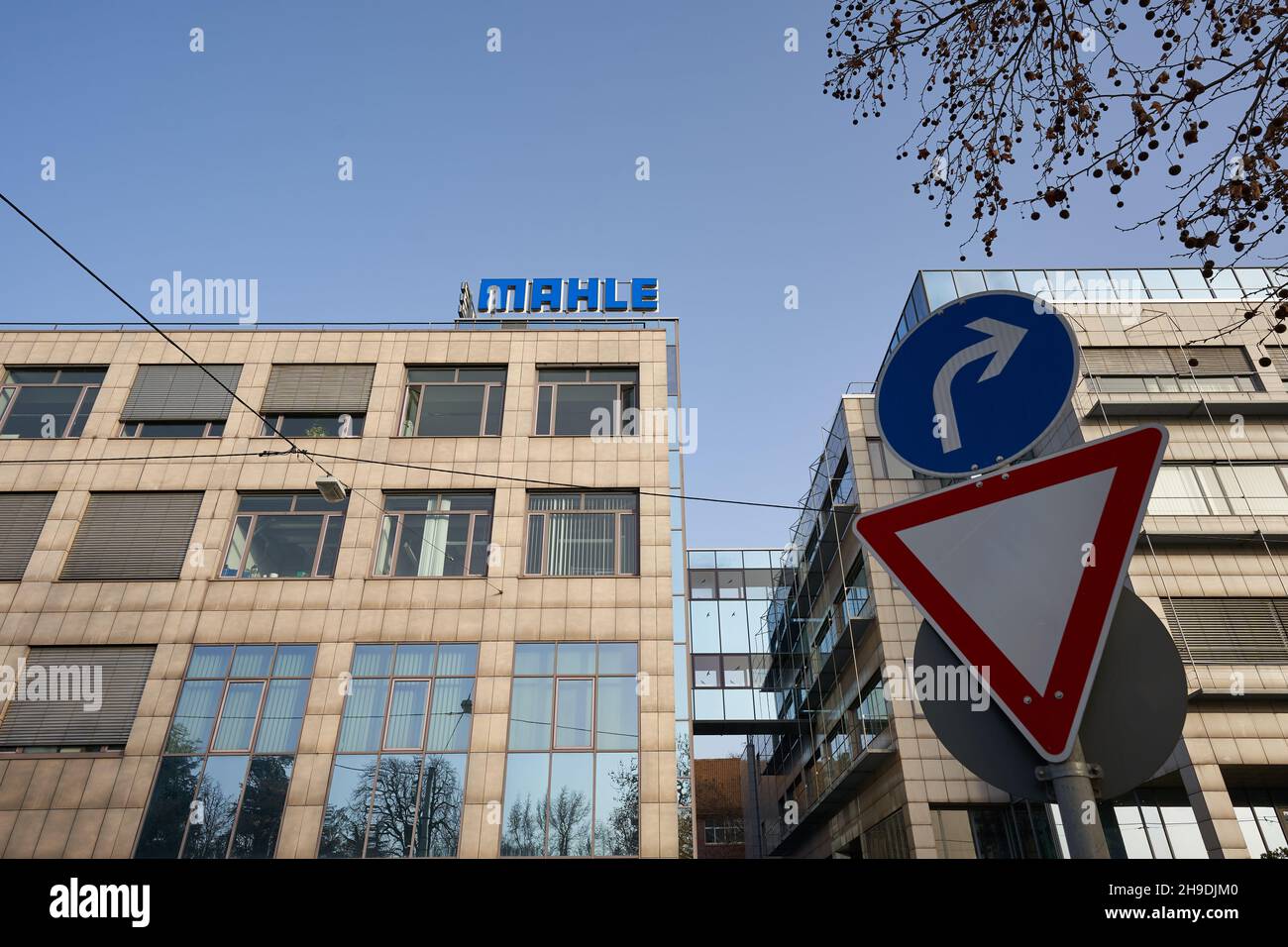Stoccarda, Germania - 24 febbraio 2021: MAHLE è un fornitore automobilistico e costruisce pistoni e cilindri per veicoli. Europa, Pragsattel. Foto Stock