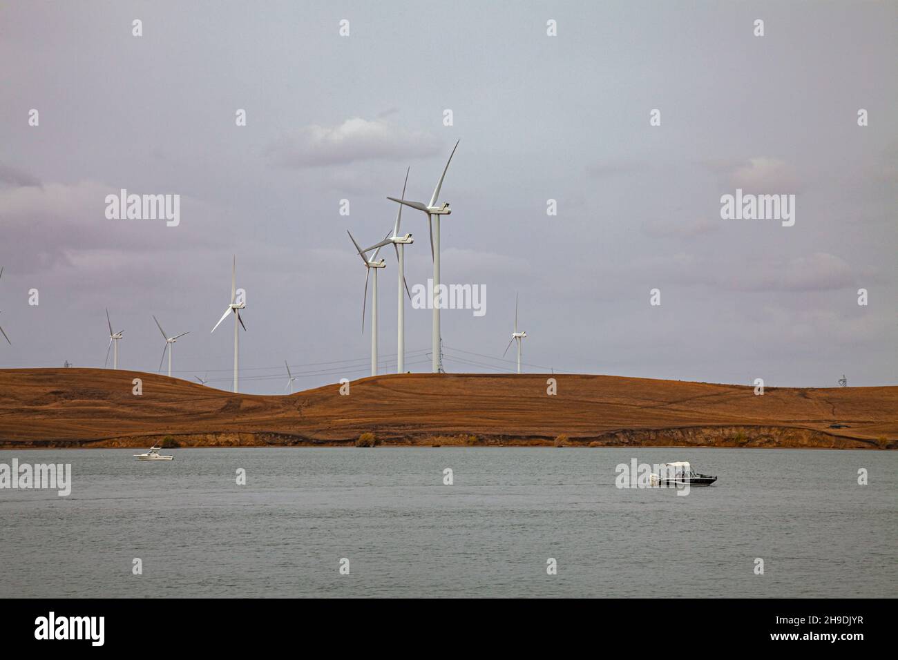 Grandi turbine eoliche vicino a Sherman Island, Sacramento Delta, Sacramento County, California, USA Foto Stock