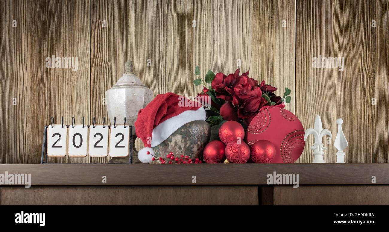 Decorazioni per la casa di Natale e calendario per l'anno 2022 contro muro di legno. Foto Stock