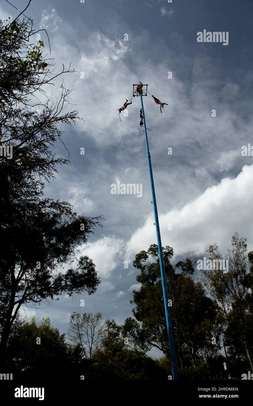 Antico rituale messicano di Voladores. Danza dei volantini. Foto Stock