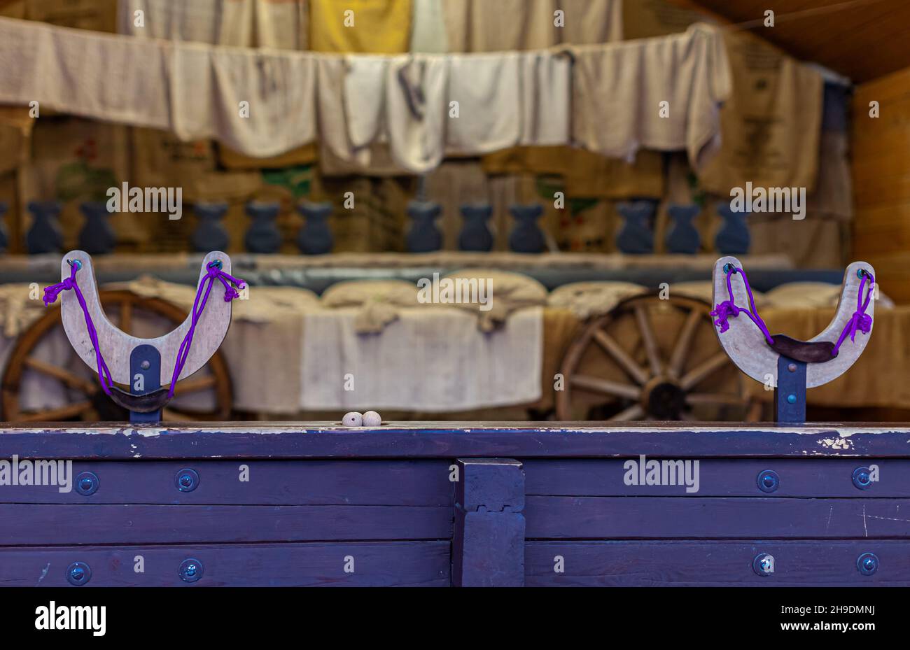 due slingshot in legno nel poligono di tiro Foto Stock