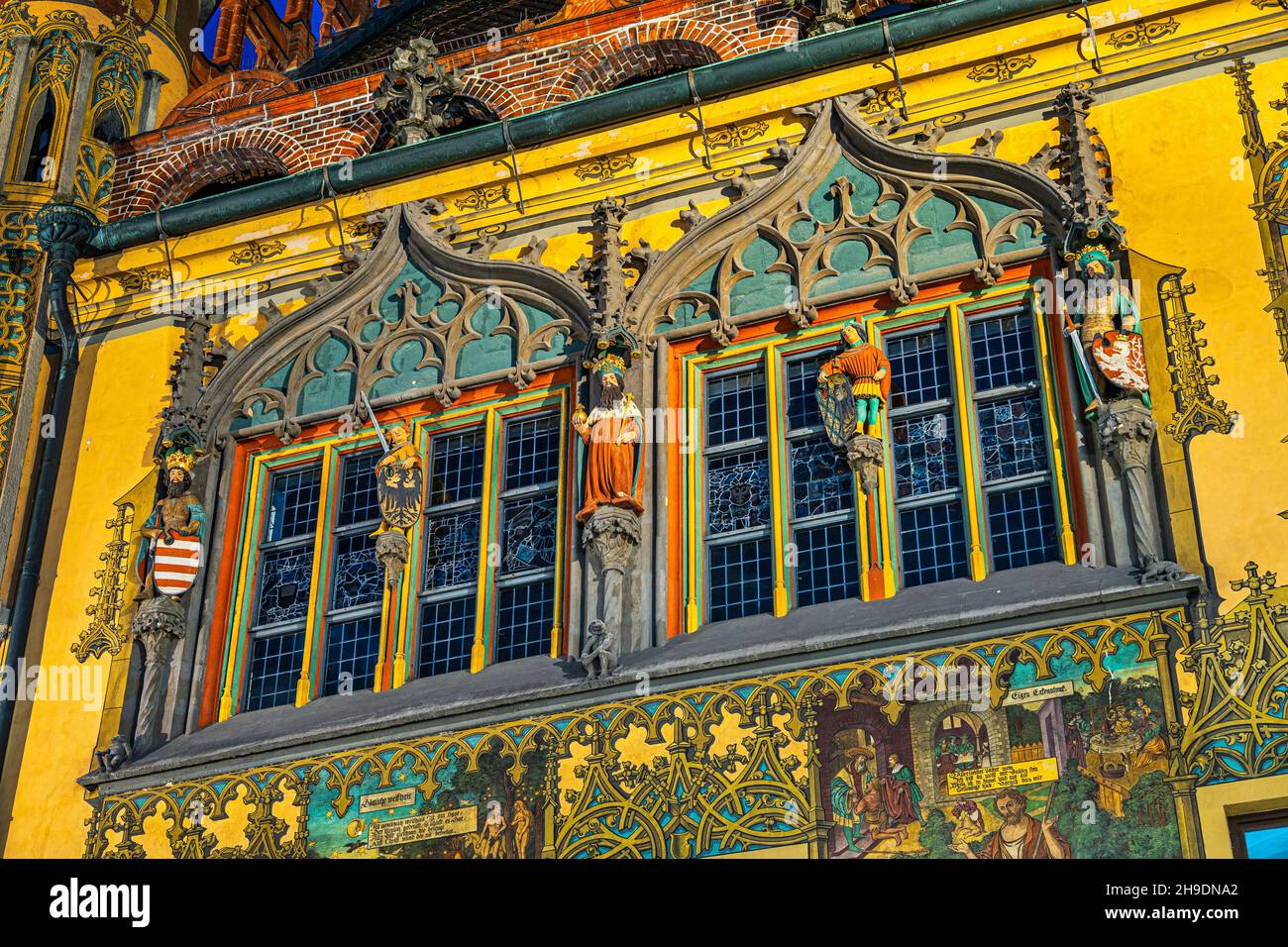 Finestre riccamente decorate sulla facciata laterale affrescata del municipio rinascimentale di Ulm. Ulm, Tubingen, regione di Donau-Iller, Germania, Europa Foto Stock