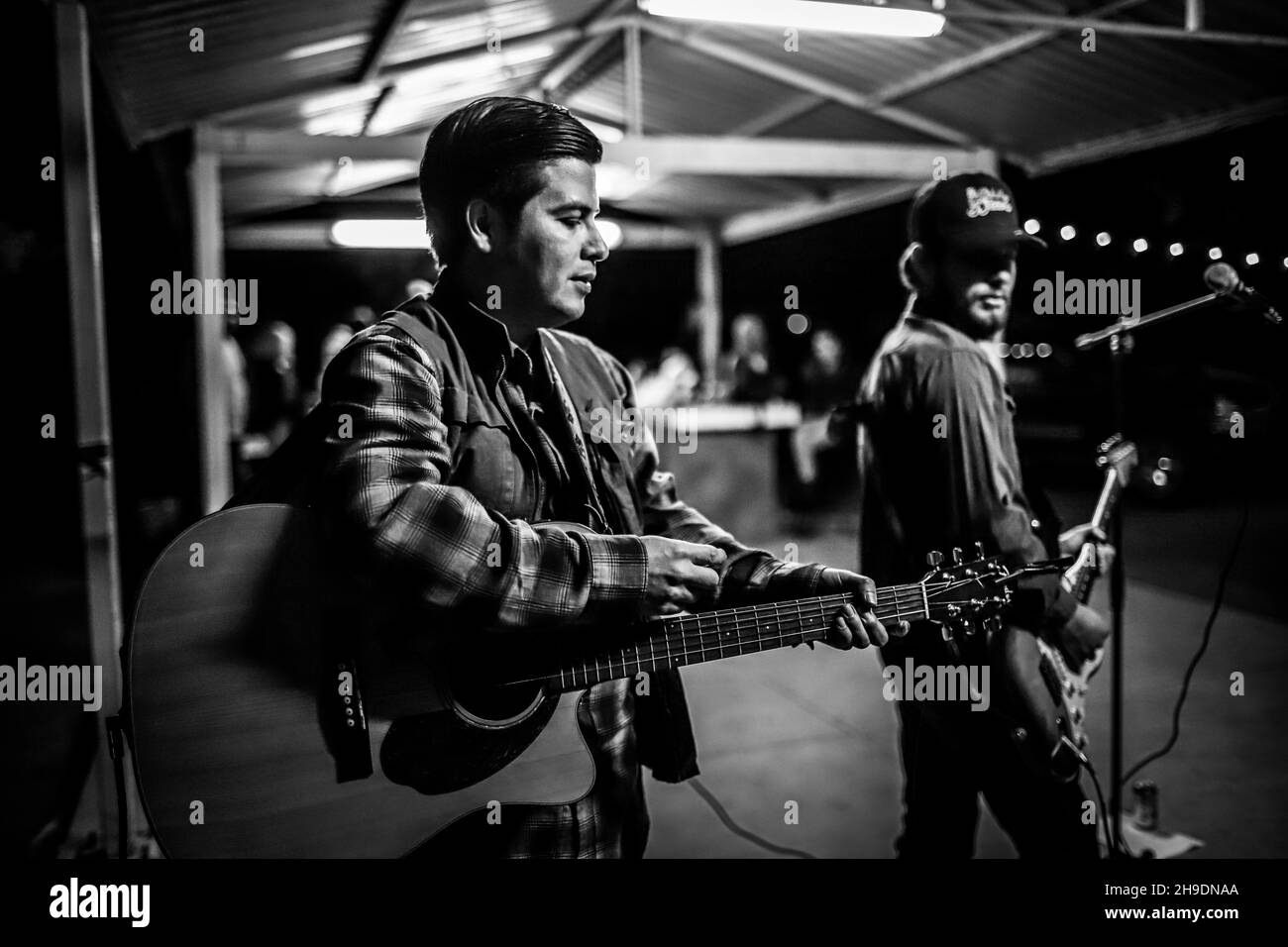 Kevin Cherokee e il deserto si ribellano il 5 dicembre 2021 presso il country club El Manantial nella città di San Pedro el Saucito a Hermosillo. Urban Rock, Country Rock, Folk Rock, Rock è spagnolo, alternative rock, Roccia indie. (Foto di Luis Gutierrez / Norte Foto). Kevin Cherokee y los Rebeldes del Desierto el 5 de diciembre 2021 en el club campestre El Manantial en el poblado San Pedro el Saucito en Hermosillo. Rock urbano, Country Rock, Folk Rock, Rock es español, Rock alternativo, Roccia indie. (Foto di Luis Gutierrez / Norte Foto). Foto Stock