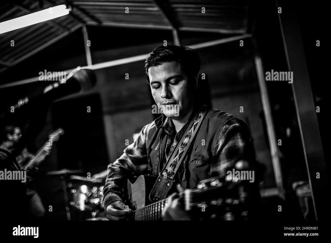 Kevin Cherokee e il deserto si ribellano il 5 dicembre 2021 presso il country club El Manantial nella città di San Pedro el Saucito a Hermosillo. Urban Rock, Country Rock, Folk Rock, Rock è spagnolo, alternative rock, Roccia indie. (Foto di Luis Gutierrez / Norte Foto). Kevin Cherokee y los Rebeldes del Desierto el 5 de diciembre 2021 en el club campestre El Manantial en el poblado San Pedro el Saucito en Hermosillo. Rock urbano, Country Rock, Folk Rock, Rock es español, Rock alternativo, Roccia indie. (Foto di Luis Gutierrez / Norte Foto). Foto Stock