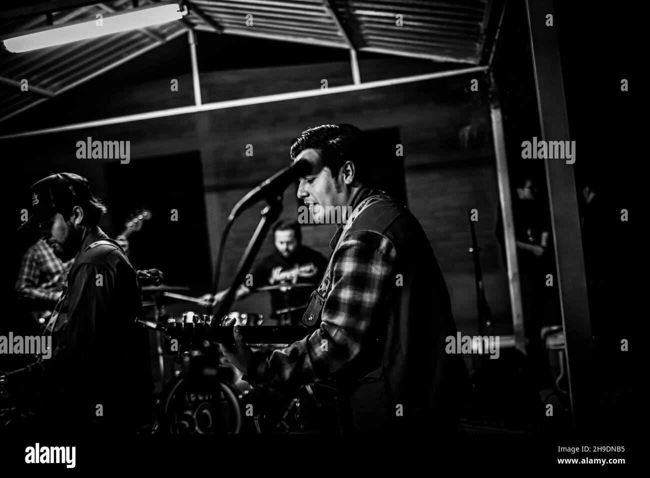 Kevin Cherokee e il deserto si ribellano il 5 dicembre 2021 presso il country club El Manantial nella città di San Pedro el Saucito a Hermosillo. Urban Rock, Country Rock, Folk Rock, Rock è spagnolo, alternative rock, Roccia indie. (Foto di Luis Gutierrez / Norte Foto). Kevin Cherokee y los Rebeldes del Desierto el 5 de diciembre 2021 en el club campestre El Manantial en el poblado San Pedro el Saucito en Hermosillo. Rock urbano, Country Rock, Folk Rock, Rock es español, Rock alternativo, Roccia indie. (Foto di Luis Gutierrez / Norte Foto). Foto Stock