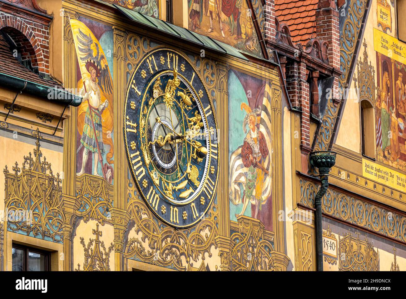 Orologio astronomico sulla facciata laterale affrescata del municipio dell'epoca rinascimentale di Ulm. Ulm, Tubingen, regione di Donau-Iller, Germania, Europa Foto Stock