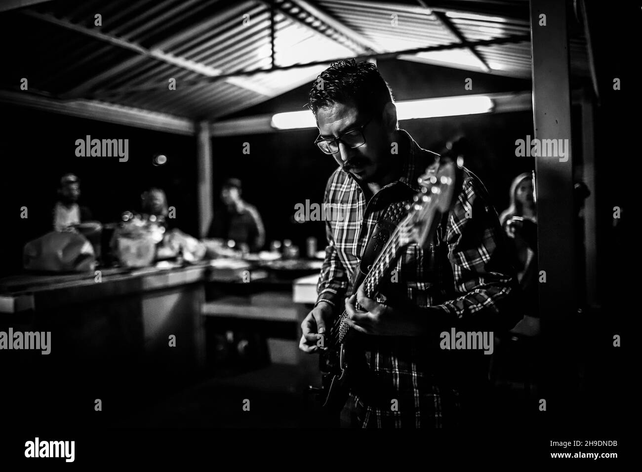 Kevin Cherokee e il deserto si ribellano il 5 dicembre 2021 presso il country club El Manantial nella città di San Pedro el Saucito a Hermosillo. Urban Rock, Country Rock, Folk Rock, Rock è spagnolo, alternative rock, Roccia indie. (Foto di Luis Gutierrez / Norte Foto). Kevin Cherokee y los Rebeldes del Desierto el 5 de diciembre 2021 en el club campestre El Manantial en el poblado San Pedro el Saucito en Hermosillo. Rock urbano, Country Rock, Folk Rock, Rock es español, Rock alternativo, Roccia indie. (Foto di Luis Gutierrez / Norte Foto). Foto Stock