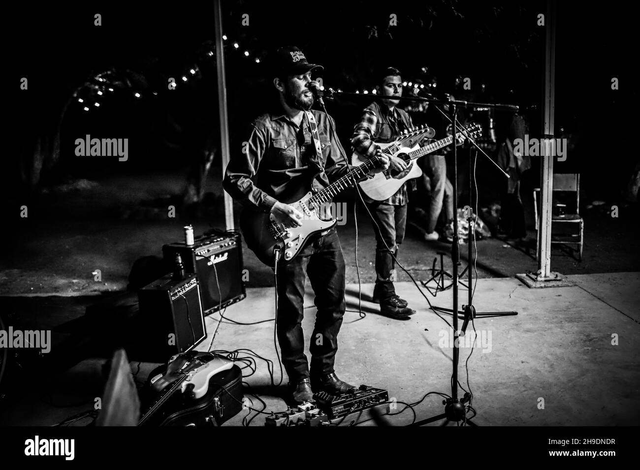 Kevin Cherokee e il deserto si ribellano il 5 dicembre 2021 presso il country club El Manantial nella città di San Pedro el Saucito a Hermosillo. Urban Rock, Country Rock, Folk Rock, Rock è spagnolo, alternative rock, Roccia indie. (Foto di Luis Gutierrez / Norte Foto). Kevin Cherokee y los Rebeldes del Desierto el 5 de diciembre 2021 en el club campestre El Manantial en el poblado San Pedro el Saucito en Hermosillo. Rock urbano, Country Rock, Folk Rock, Rock es español, Rock alternativo, Roccia indie. (Foto di Luis Gutierrez / Norte Foto). Foto Stock