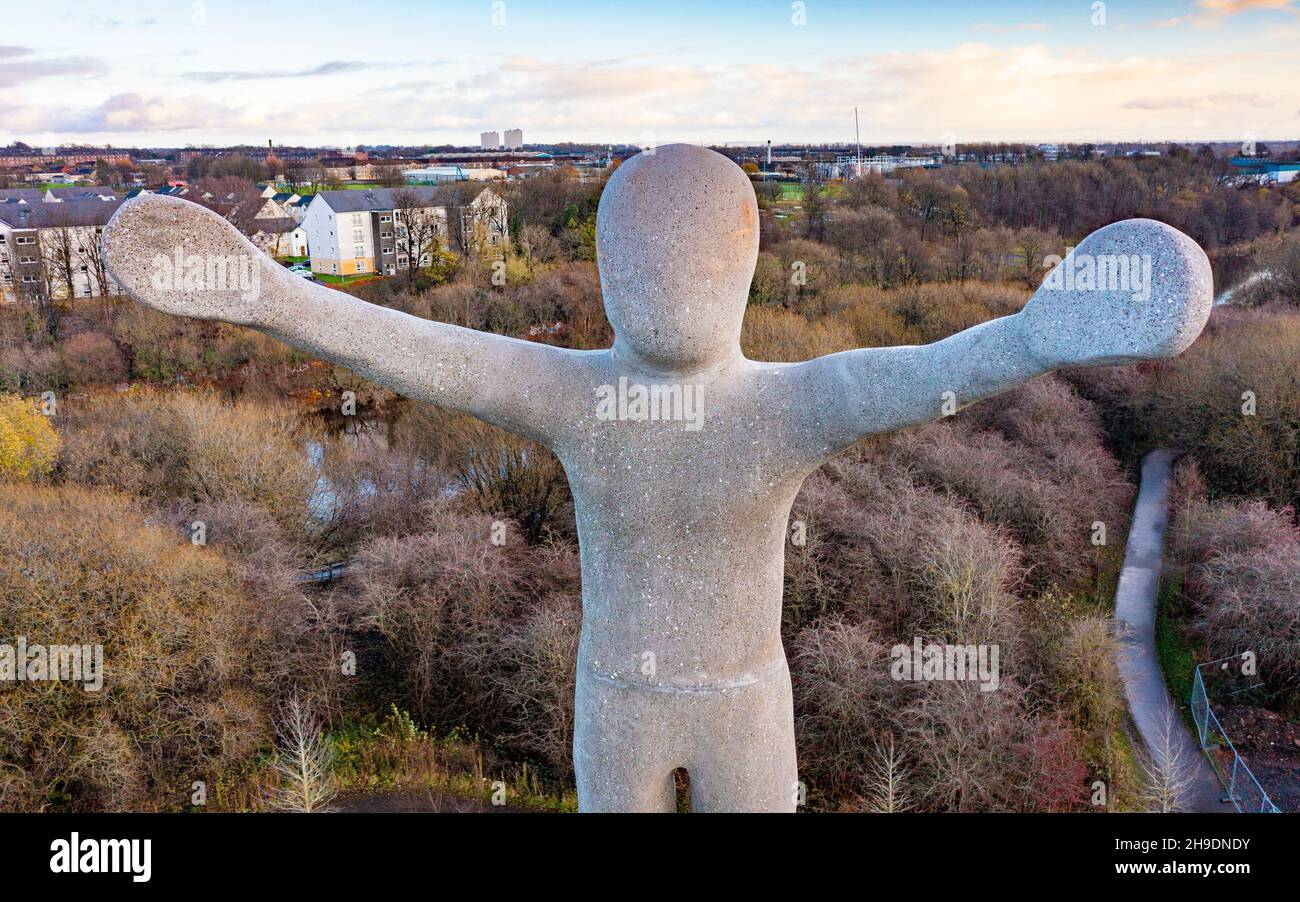 Glasgow, Scozia, Regno Unito. 6 dicembre 2021. Una nuova scultura eretta a Glasgow come ricordo del ruolo di Glasgow come ospite del vertice sul clima della COP26 tenutosi quest’anno. La scultura di speranza alta 23 metri dell'artista Steuart Padwick è situata accanto al fiume Clyde in Cuningar Loop a Rutherglen ed è progettata per ispirare una sensazione di ottimismo verso le sfide che si prospettano nell'affrontare il cambiamento climatico. Iain Masterton/Alamy Live News. Foto Stock