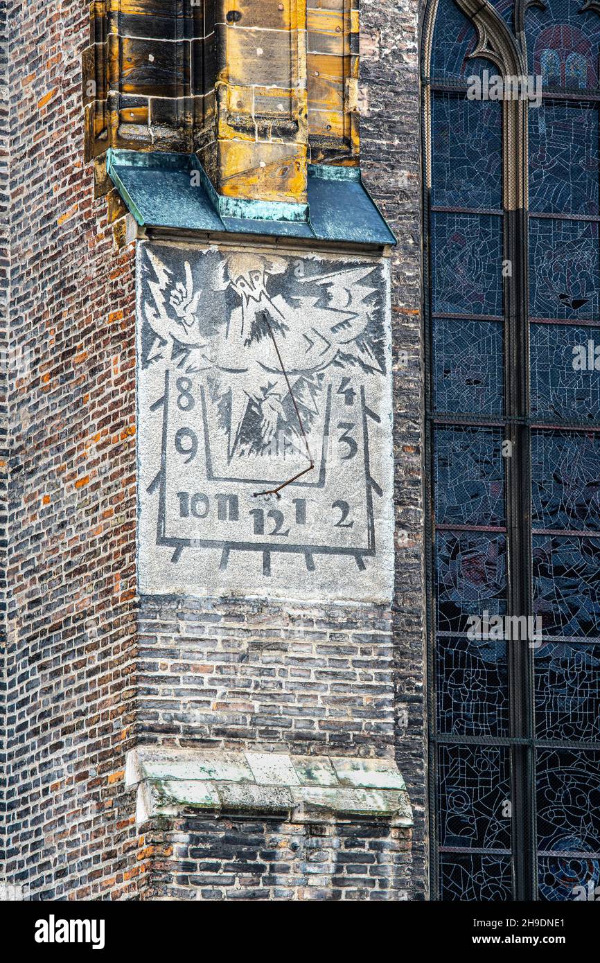 Antica meridiana sulla parete esterna della cattedrale di Ulm. Si trova all'angolo sud-ovest della chiesa. Ulm, Baden-Württemberg, Germania,. Foto Stock