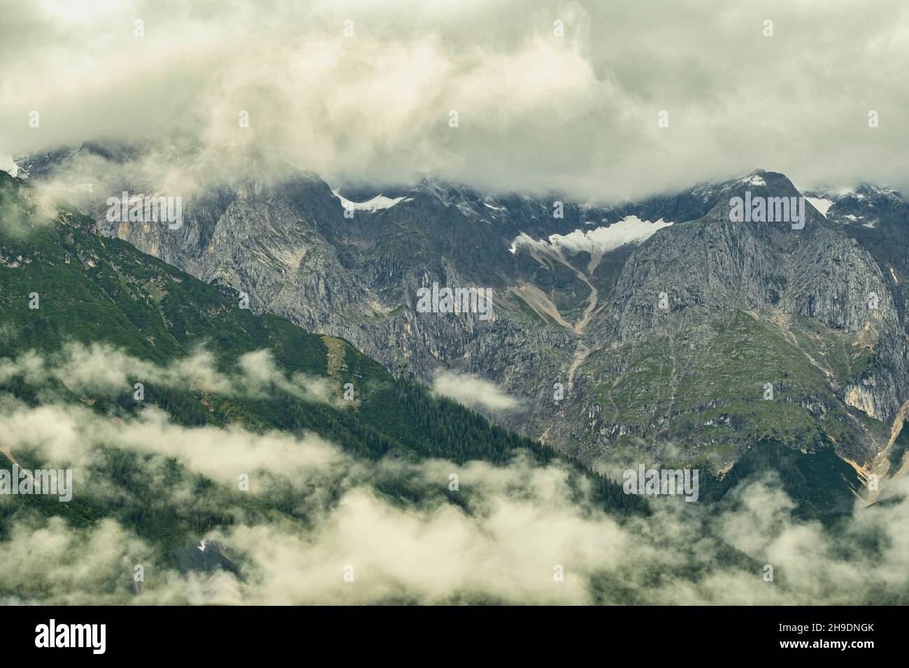 Le tempeste di tuoni della fine dell'estate nelle Alpi austriache vicino a Obermieming. Tirolo, Austria, Europa Foto Stock