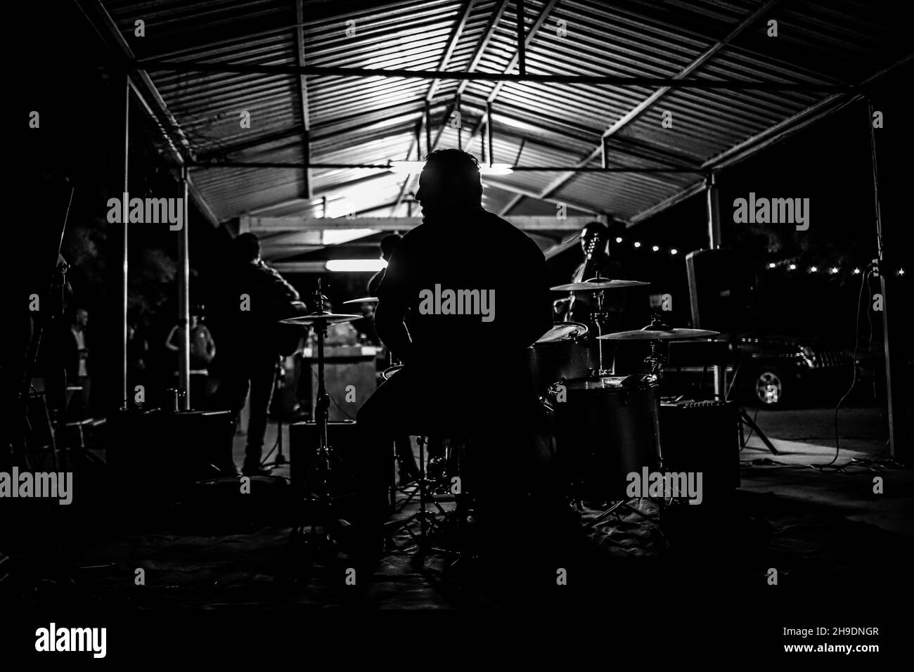 Kevin Cherokee e il deserto si ribellano il 5 dicembre 2021 presso il country club El Manantial nella città di San Pedro el Saucito a Hermosillo. Urban Rock, Country Rock, Folk Rock, Rock è spagnolo, alternative rock, Roccia indie. (Foto di Luis Gutierrez / Norte Foto). Kevin Cherokee y los Rebeldes del Desierto el 5 de diciembre 2021 en el club campestre El Manantial en el poblado San Pedro el Saucito en Hermosillo. Rock urbano, Country Rock, Folk Rock, Rock es español, Rock alternativo, Roccia indie. (Foto di Luis Gutierrez / Norte Foto). Foto Stock