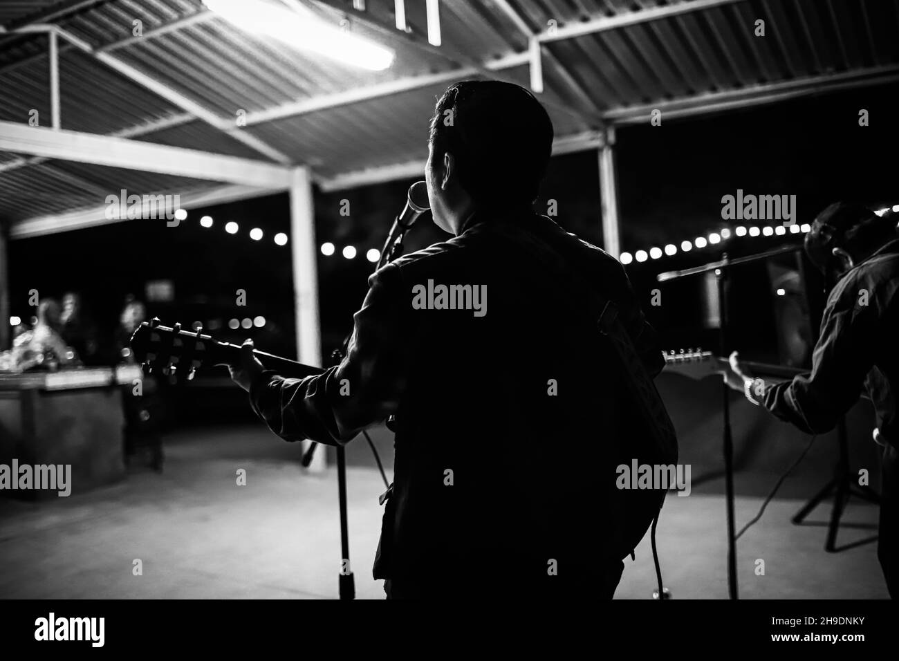 Kevin Cherokee e il deserto si ribellano il 5 dicembre 2021 presso il country club El Manantial nella città di San Pedro el Saucito a Hermosillo. Urban Rock, Country Rock, Folk Rock, Rock è spagnolo, alternative rock, Roccia indie. (Foto di Luis Gutierrez / Norte Foto). Kevin Cherokee y los Rebeldes del Desierto el 5 de diciembre 2021 en el club campestre El Manantial en el poblado San Pedro el Saucito en Hermosillo. Rock urbano, Country Rock, Folk Rock, Rock es español, Rock alternativo, Roccia indie. (Foto di Luis Gutierrez / Norte Foto). Foto Stock